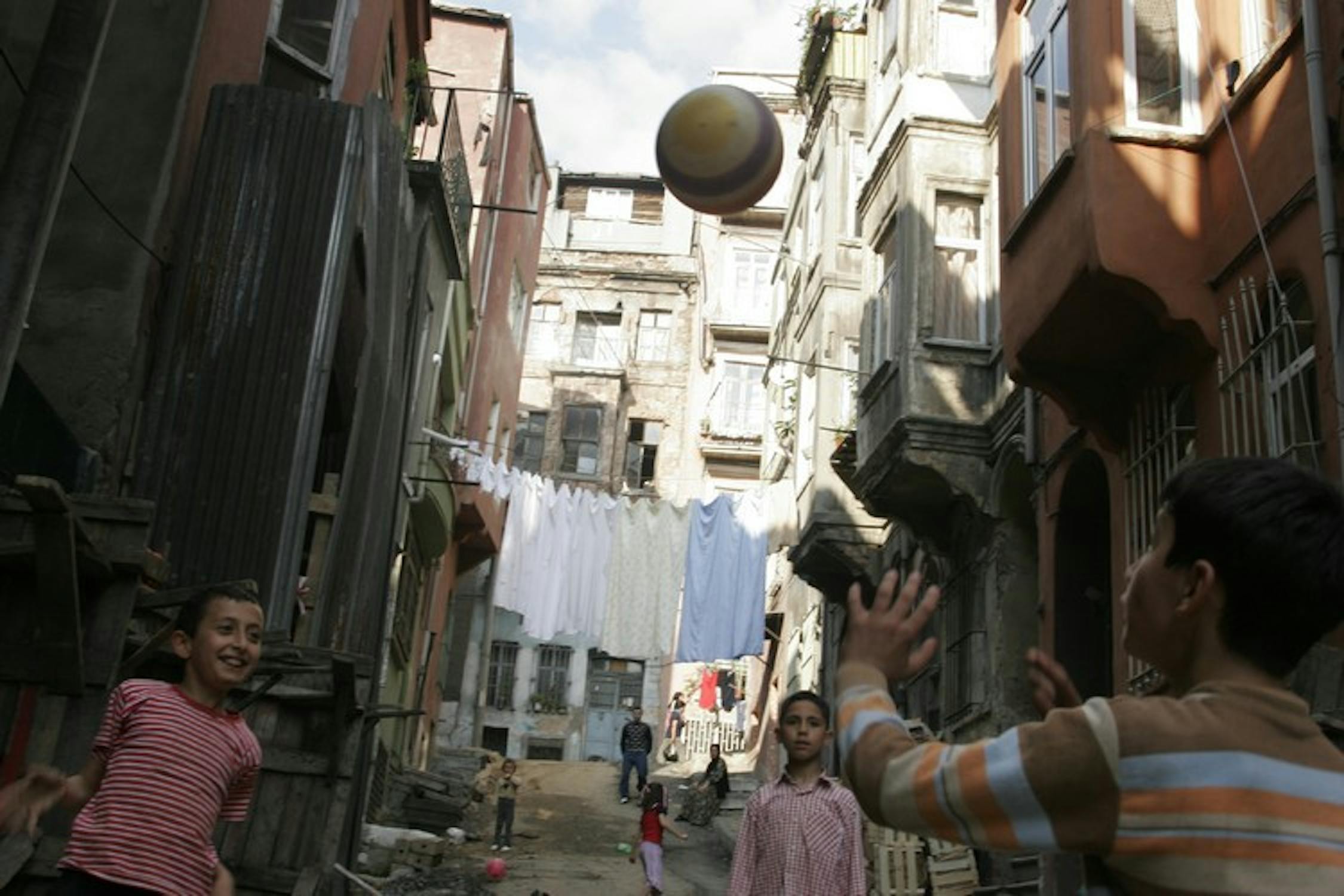 Ragazzini giocano in una strada di Tarlabasi, sobborgo povero di Istanbul: in Turchia è ancora rilevante il numero di minori (soprattutto bambine) che non frequenta la scuola primaria - ©UNICEF/NYHQ2005-1185/LeMoyne