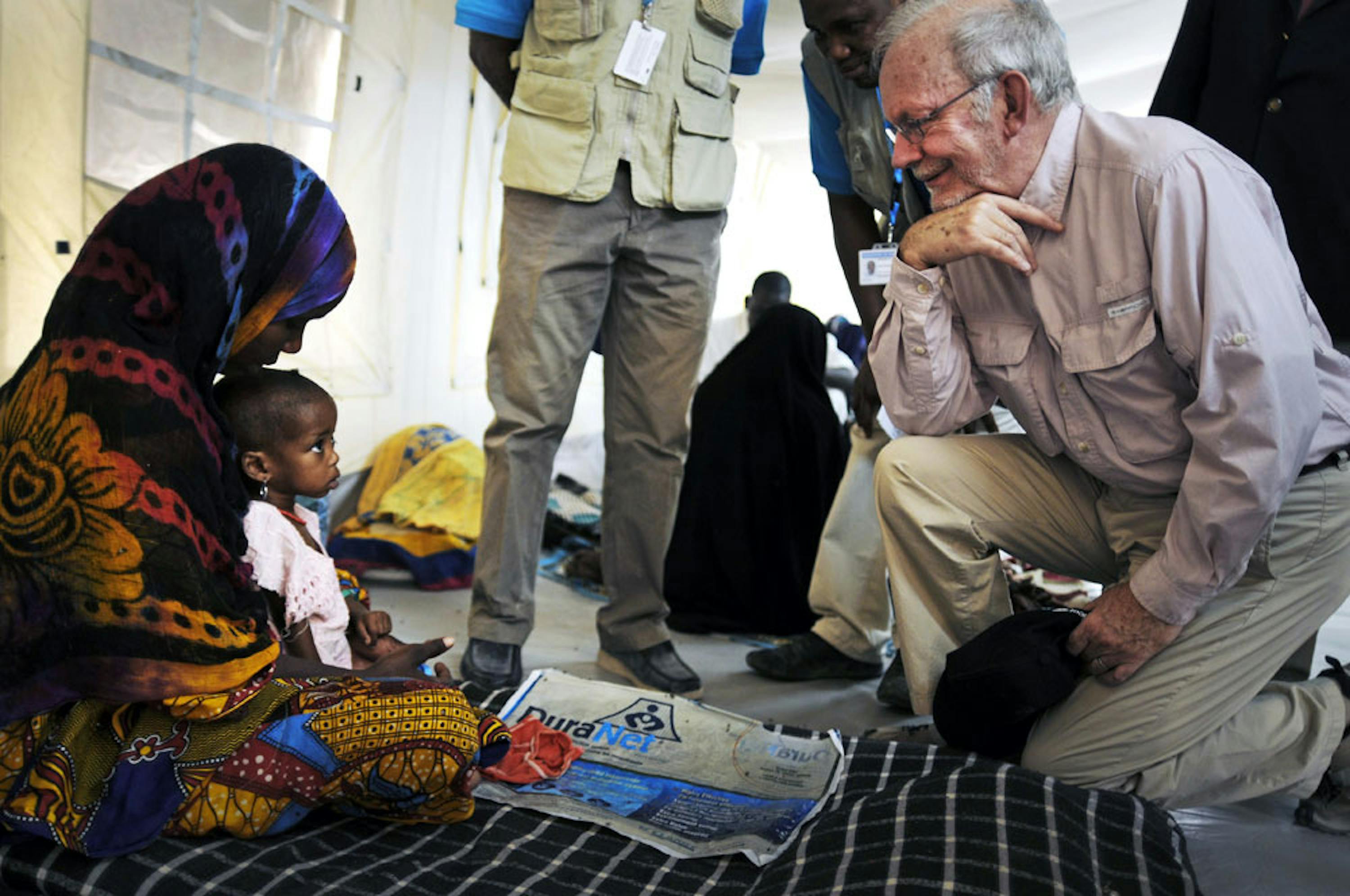  Il direttore dell'UNICEF Anthony Lake parla con la mamma di un bambino nel centro nutrizionale di Mao, nella regione di Kanem (Ciad) -  ©UNICEF/NYHQ2012-0242/Duvillier