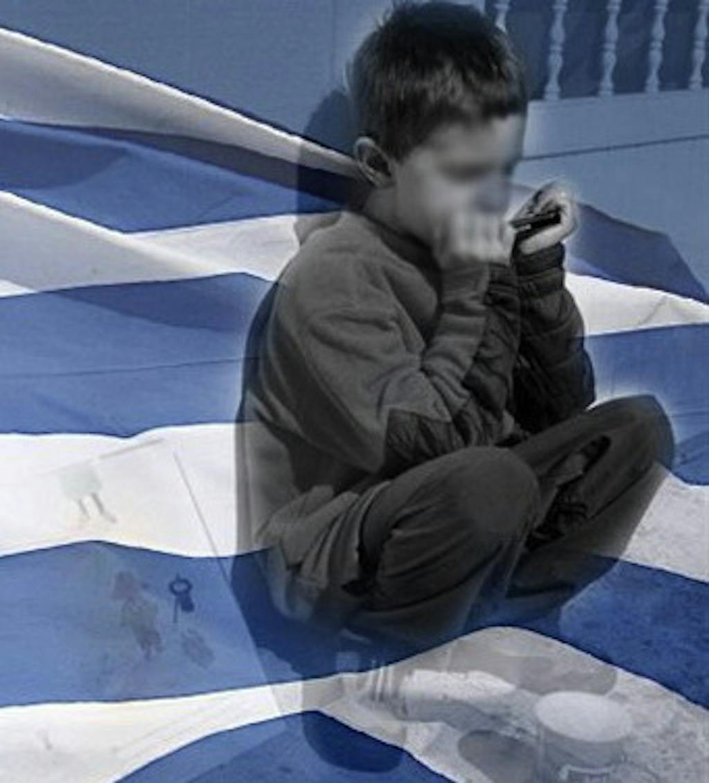 Un bambino con la bandiera della Grecia