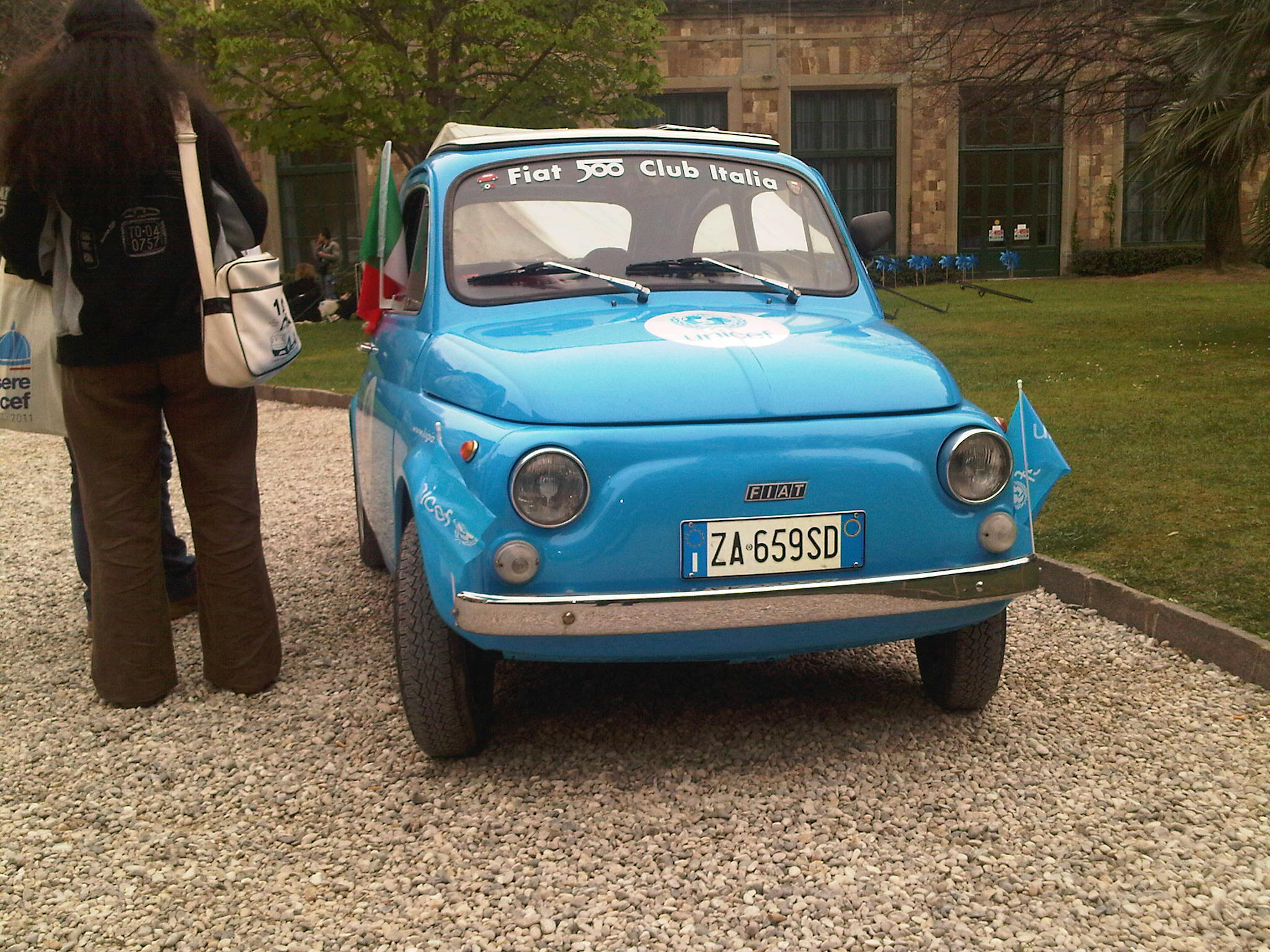 Una Fiat 500 storica con i colori dell'UNICEF - ©UNICEF Italia/2012/M.De Amicis