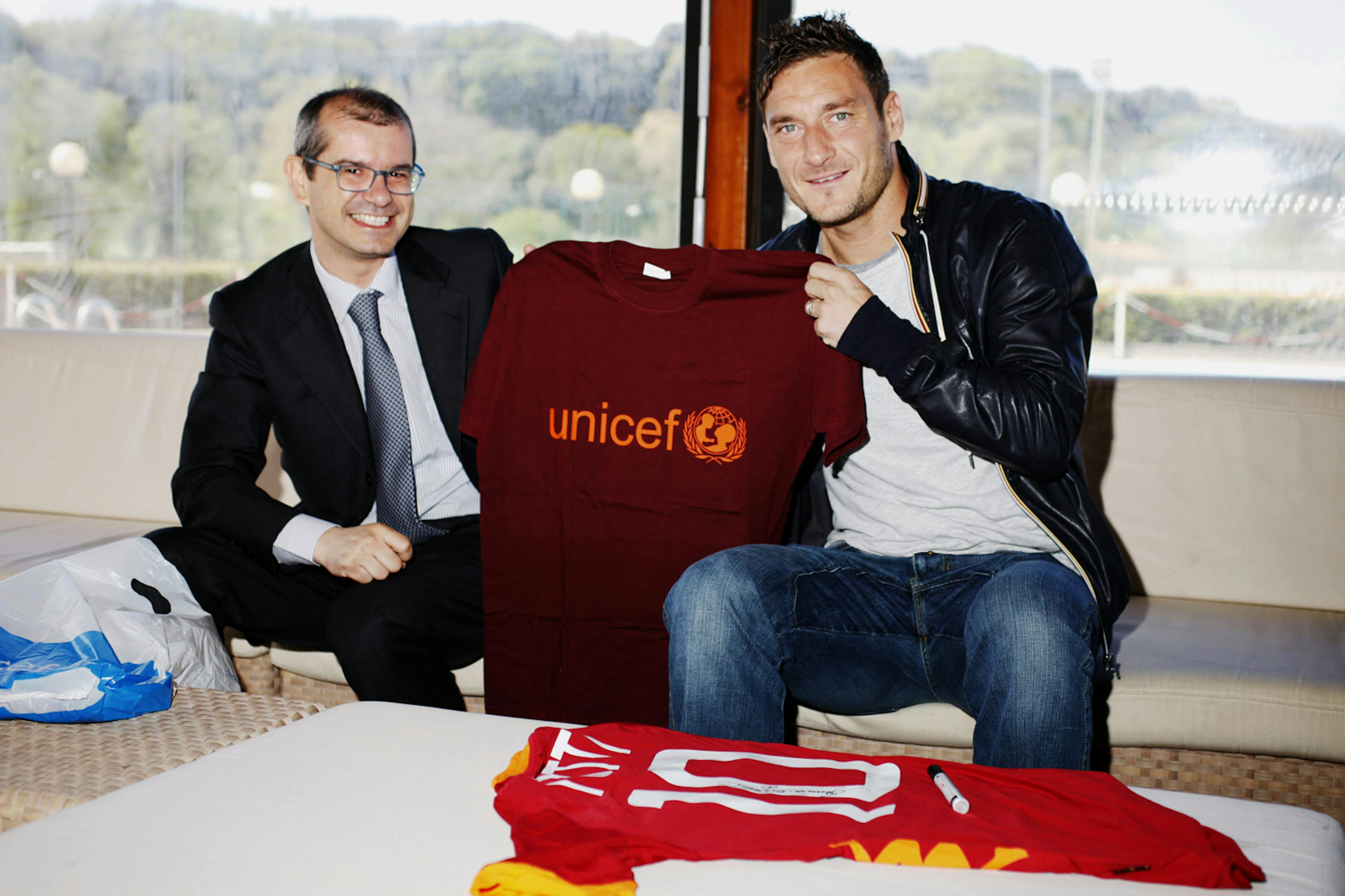 Francesco Totti con il direttore generale dell'UNICEF Italia Davide Usai - ©UNICEF Italia/2012/Alessandro Longobardi