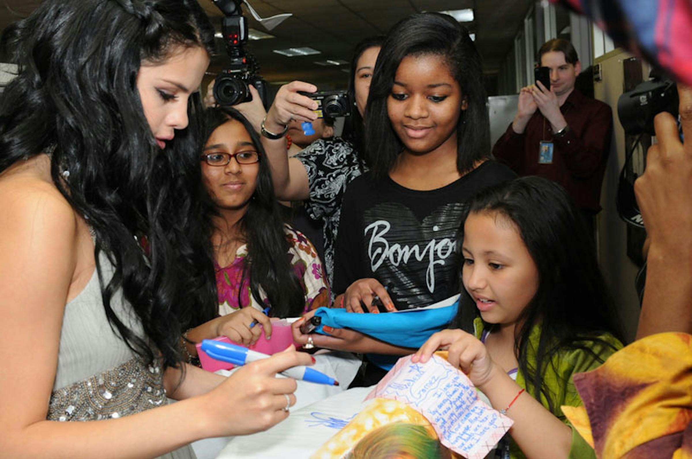 Selena Gomez con alcuni bambini durante la sua visita alla UNICEF House di New York - ©UNICEF NYHQ/2012