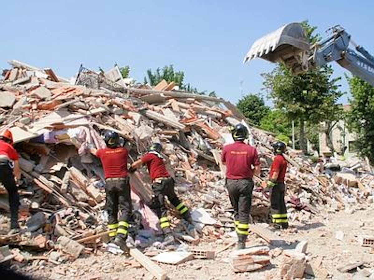 Una squadra di Vigili del Fuoco al lavoro nelle zone del terremoto - ©www.vigilfuoco.it