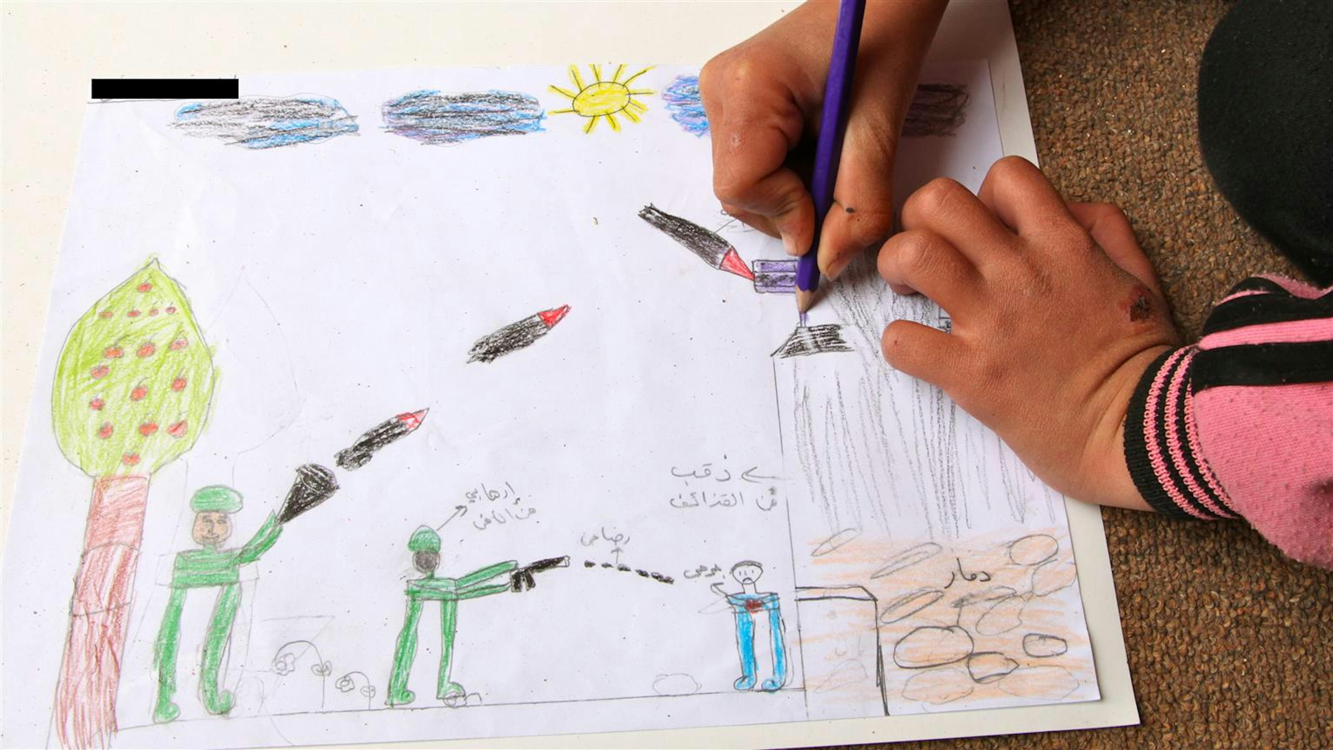 Il disegno di questa bambina siriana di 8 anni, rifugiata a Ramtha (Giordania), illustra la scena di un bombardamento alla quale ha assistito - ©UNICEF/NYHQ2012-0196/Pirozzi