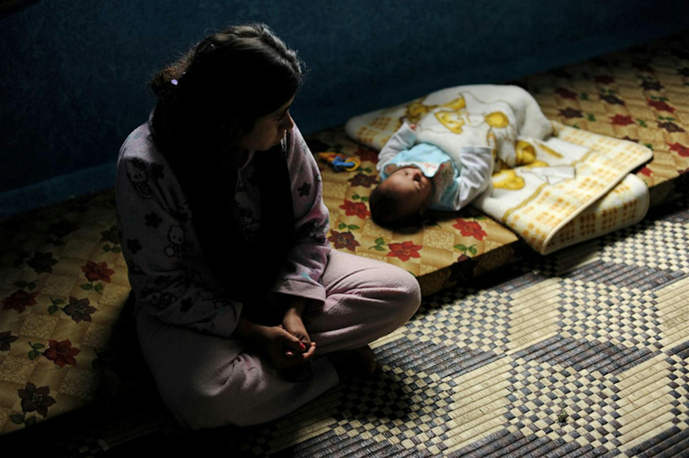 Una profuga siriana con il suo bambino, nel nord del Libano. La donna è fuggita dalla Siria incinta di 8 mesi e ha avuto un parto prematuro - ©UNICEF/NYHQ2012-0226/Brooks