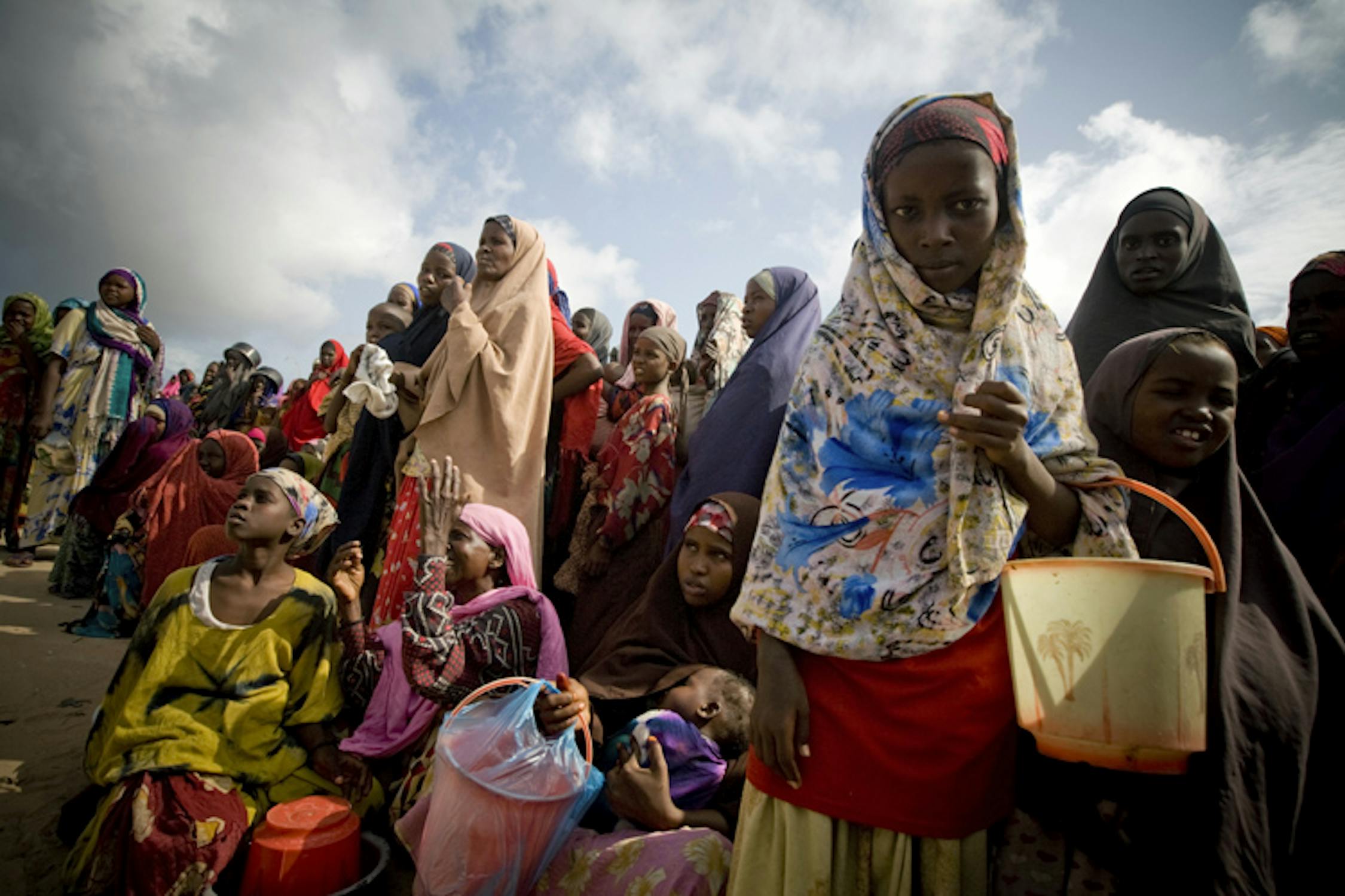 Donne e bambini in un campo per sfollati a Mogadiscio, capitale della Somalia. La crisi alimentare nel Corno d'Africa assorbe un terzo dei fondi previsti dal rapporto UNICEF sulle emergenze per il 2012 - ©UNICEF/NYHQ2011-1182/Holt