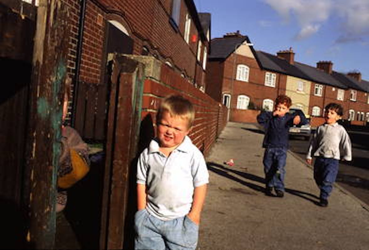 Bambini di Grimethorpe, nella regione inglese del South Yorkshire: dopo la chiusura delle miniere nel 1993 la comunità locale è preda di una diffusa povertà - ©P.Wolmuth/Panos