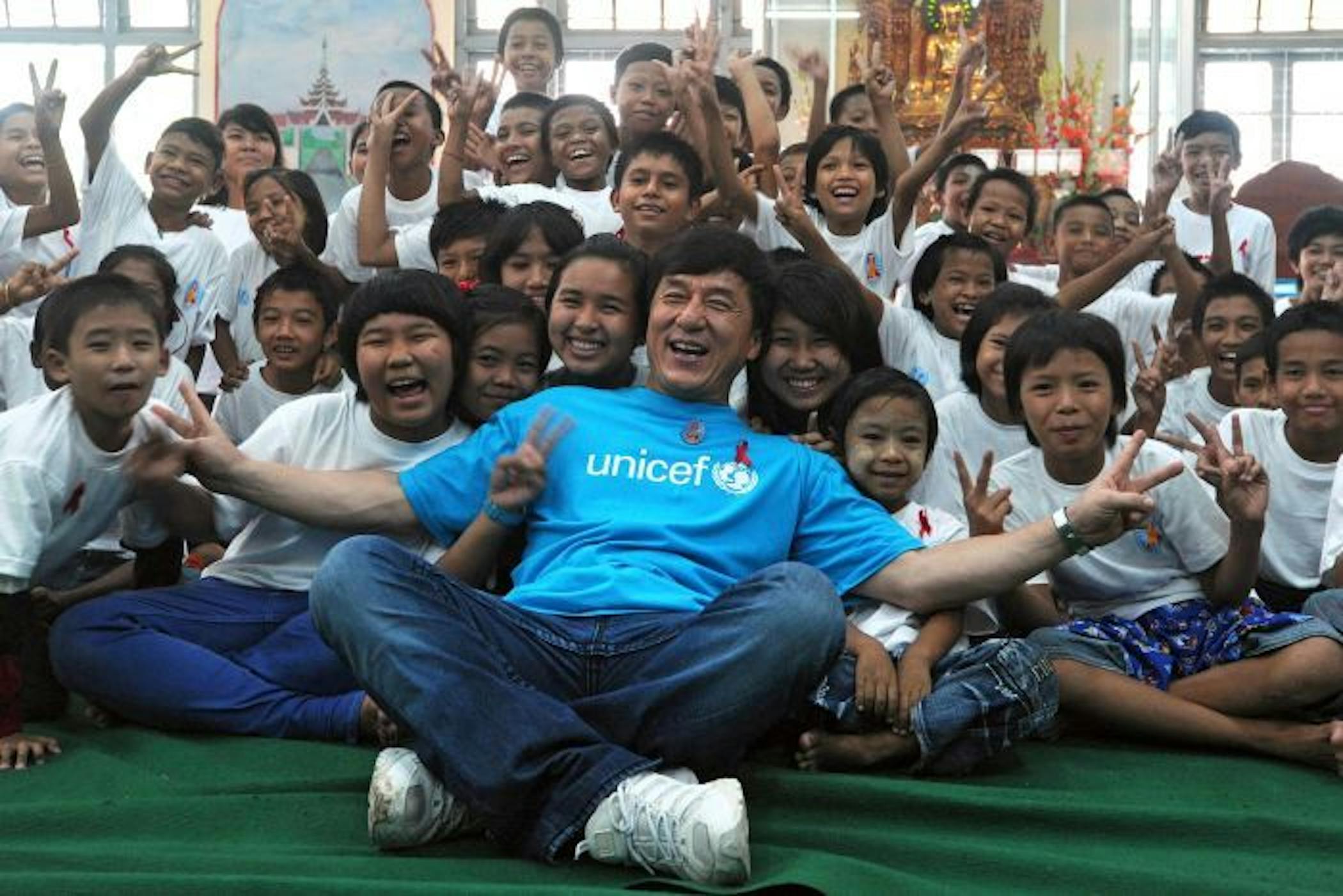 Jackie Chan con i bambini di Rangoon (Myanmar) - ©AFP/Soe Than Win