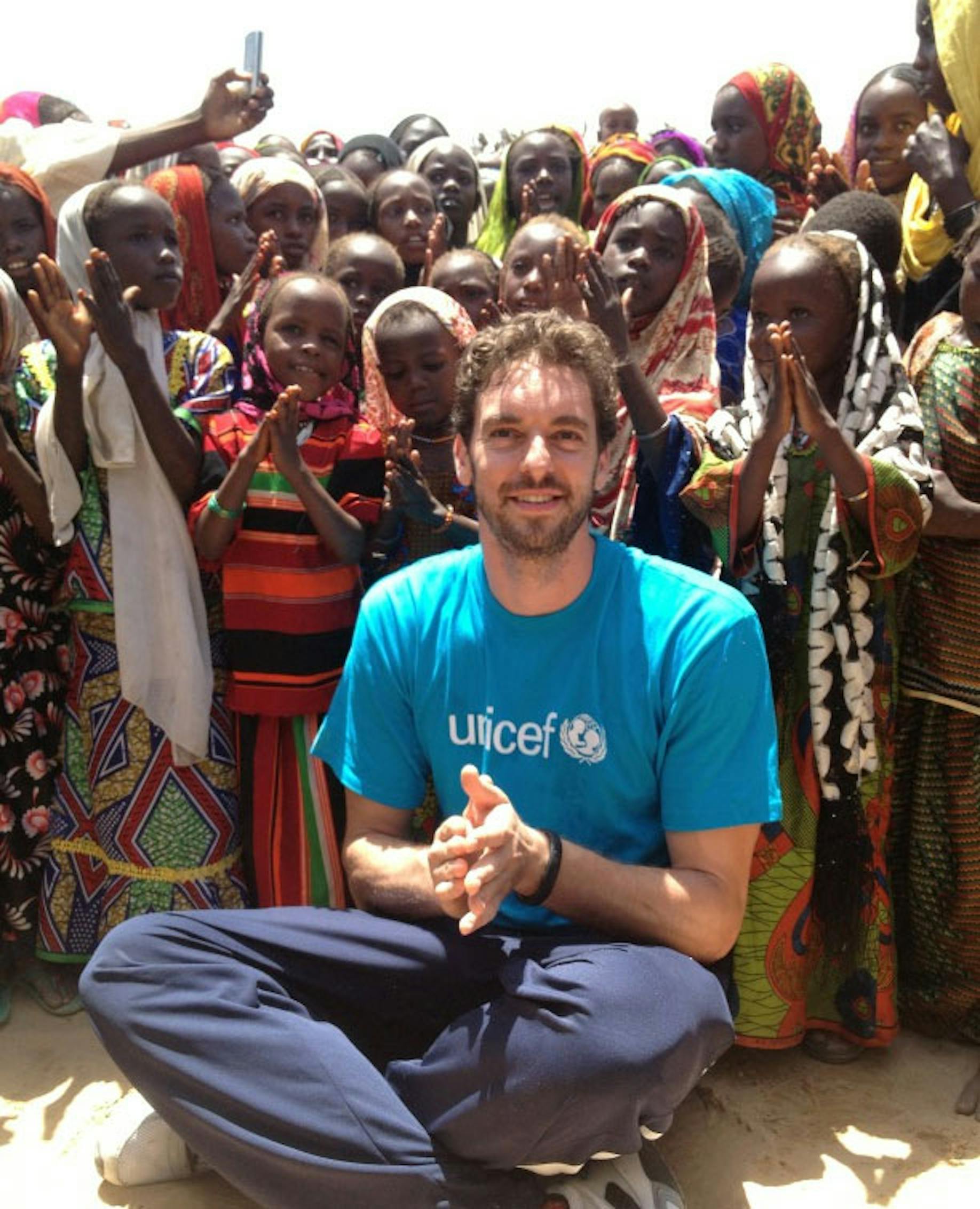 Pau Gasol con i bambini di Kanem (Ciad) durante la sua missione - ©PauGasol - Twitter