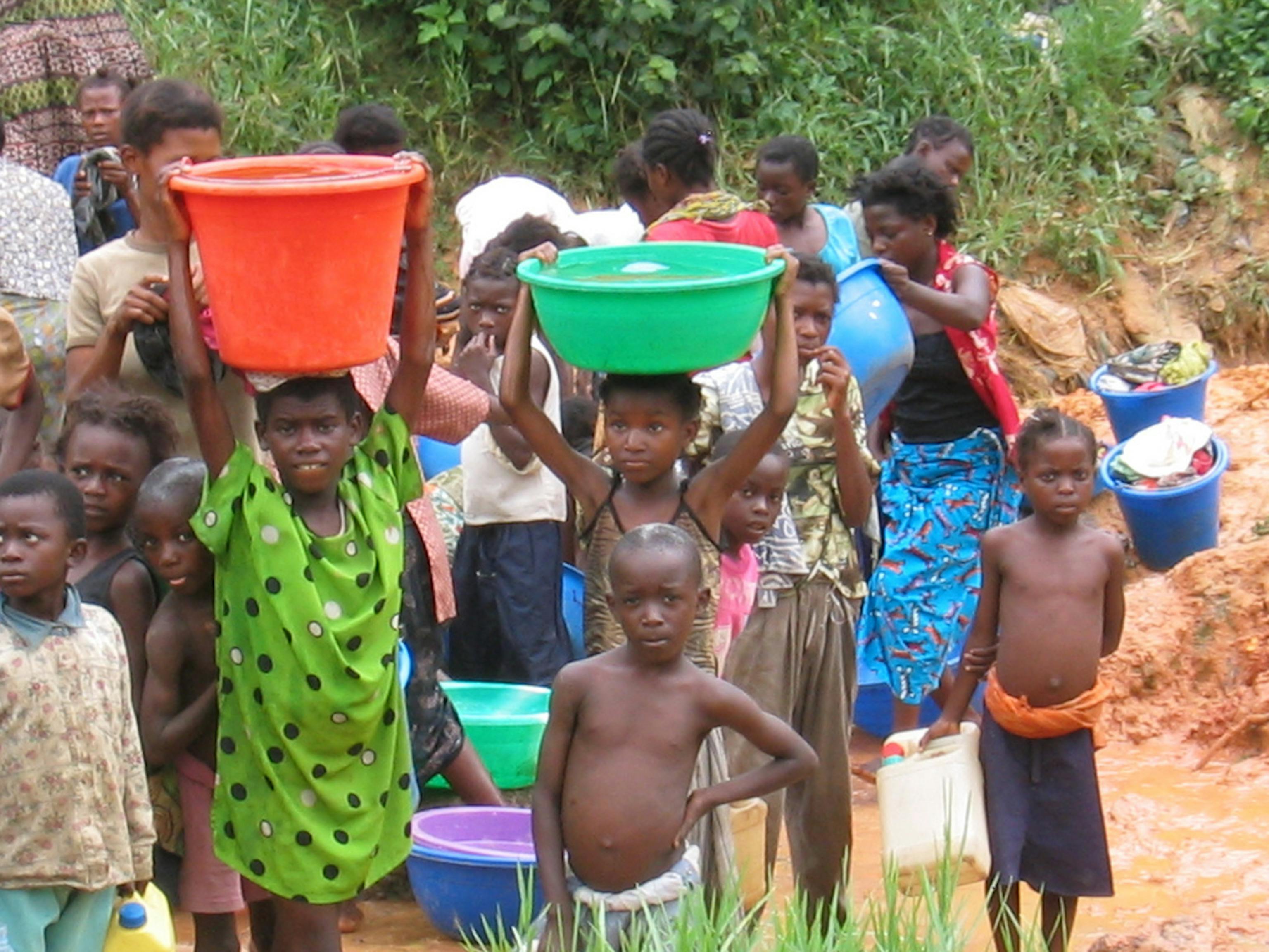 Nei paesi più poveri,  è su bambine e donne che grava il compito della raccolta dell'acqua - ©Manfred Matz