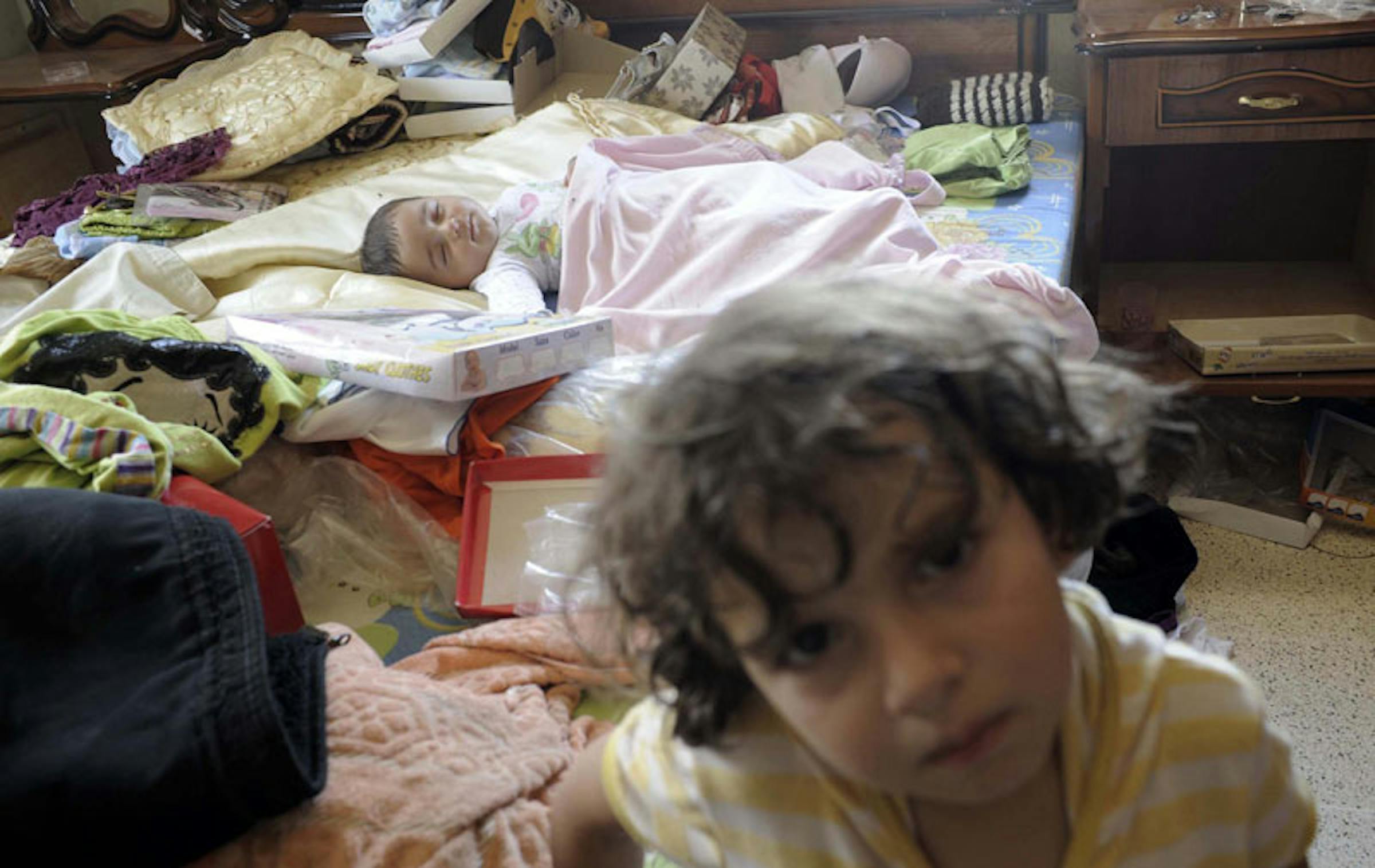 Bambini in un appartamento dopo la perquisizione dell'esercito in cerca di armi. La foto è stata scattata in una città della Siria a inizio luglio 2012 - ©UNICEF/NYHQ2012-0699/Alessio Romenzi