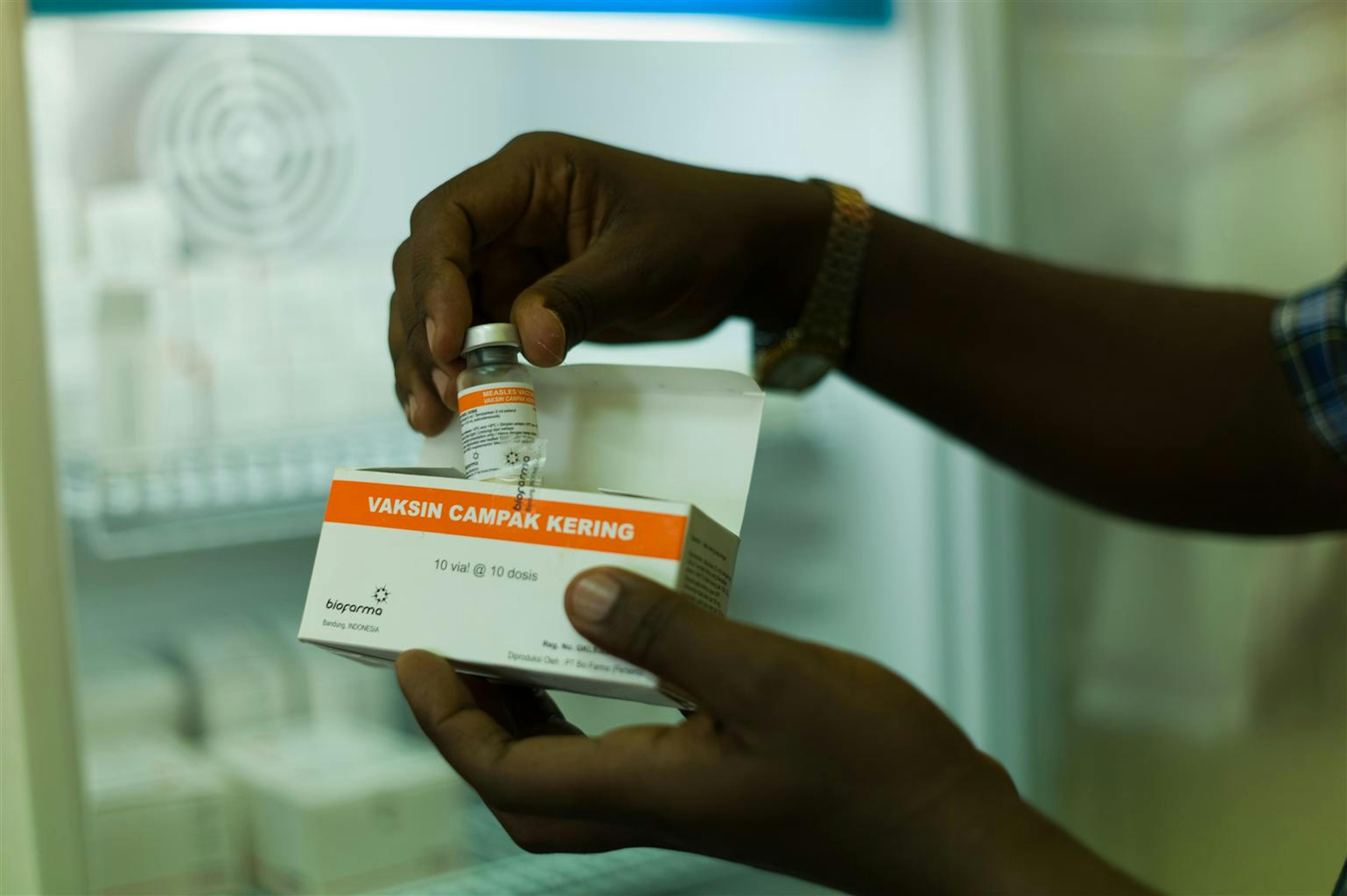 Un operatore sanitario con una confezione di vaccini contro il morbillo nel deposito dell'ospedale di Bujumbura (Burundi) - ©UNICEF/NYHQ2012-0656/C.Nesbitt