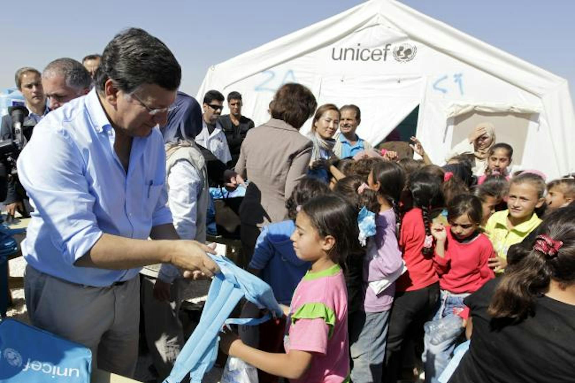 Manuel Barroso, presidente Commissione Europea, partecipa alla distribuzione del materiale scolastico donato dall'UNICEF a Za'atari (Giordania) - ©www.ec.europa.eu