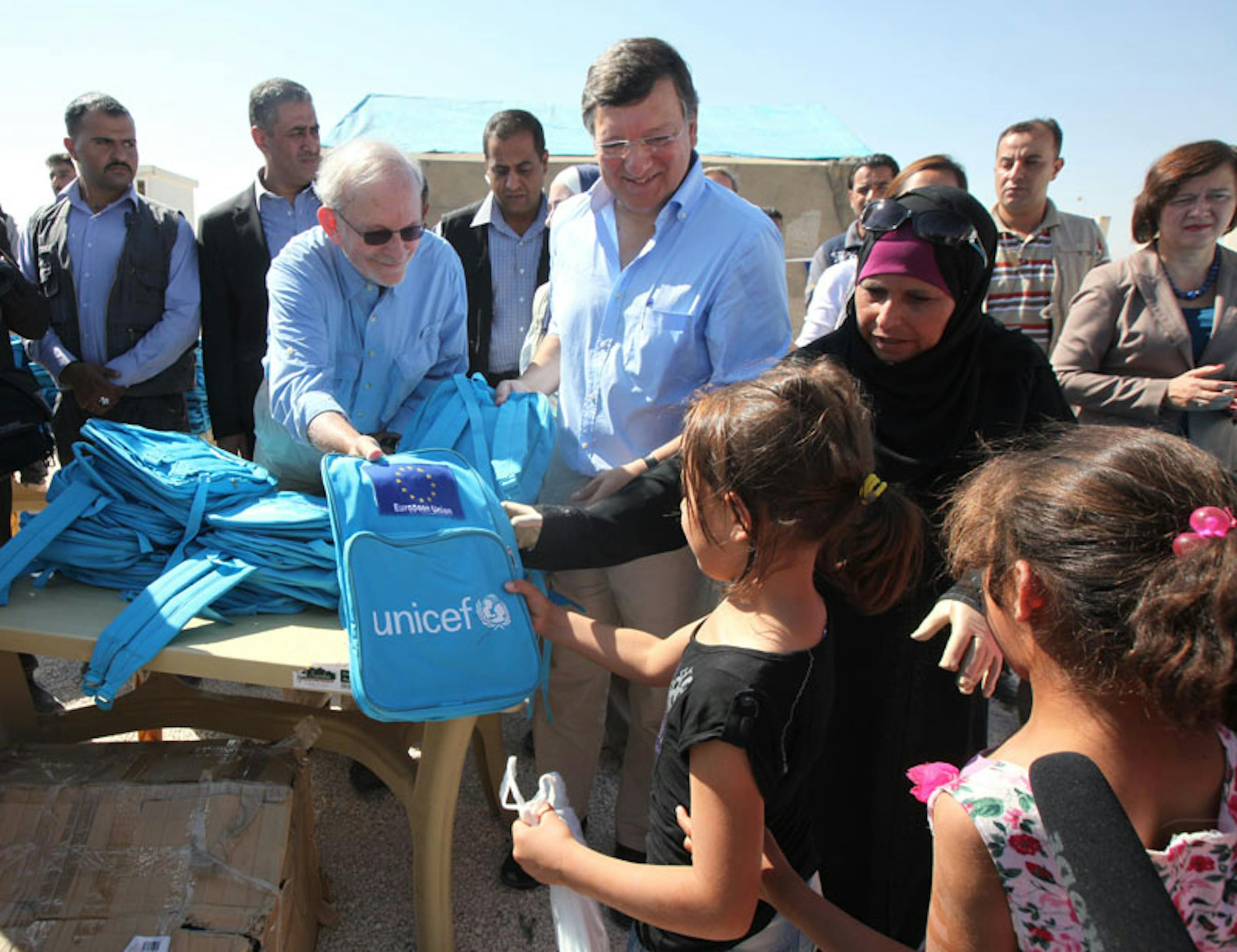 Il direttore UNICEF Anthony Lake insieme al presidente della Commissione Europea José Manuel Barroso con i bambini siriani nel campo profughi di Za'atari - ©UNICEF/NYHQ2012-1264/Malkawi