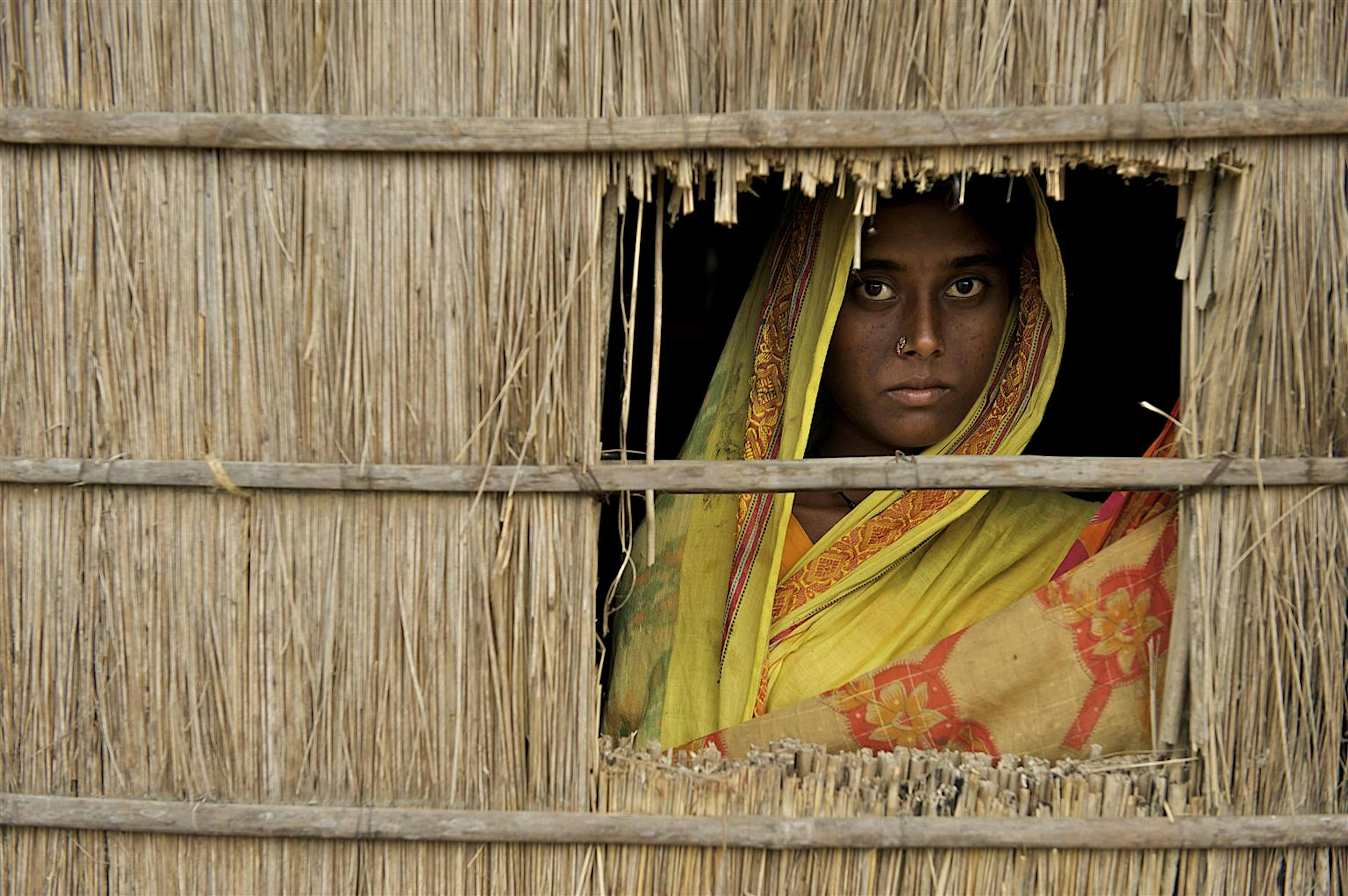 China, 15 anni, nella sua casa di Uttar Bollar Hat (Bangladesh). Sposa a 12 anni, è incinta del primo figlio. In questa regione, i genitori tendono a far sposare le figlie in età più precoce per risparmiare sulla dote -  ©UNICEF/NYHQ2009-2593/Noorani
