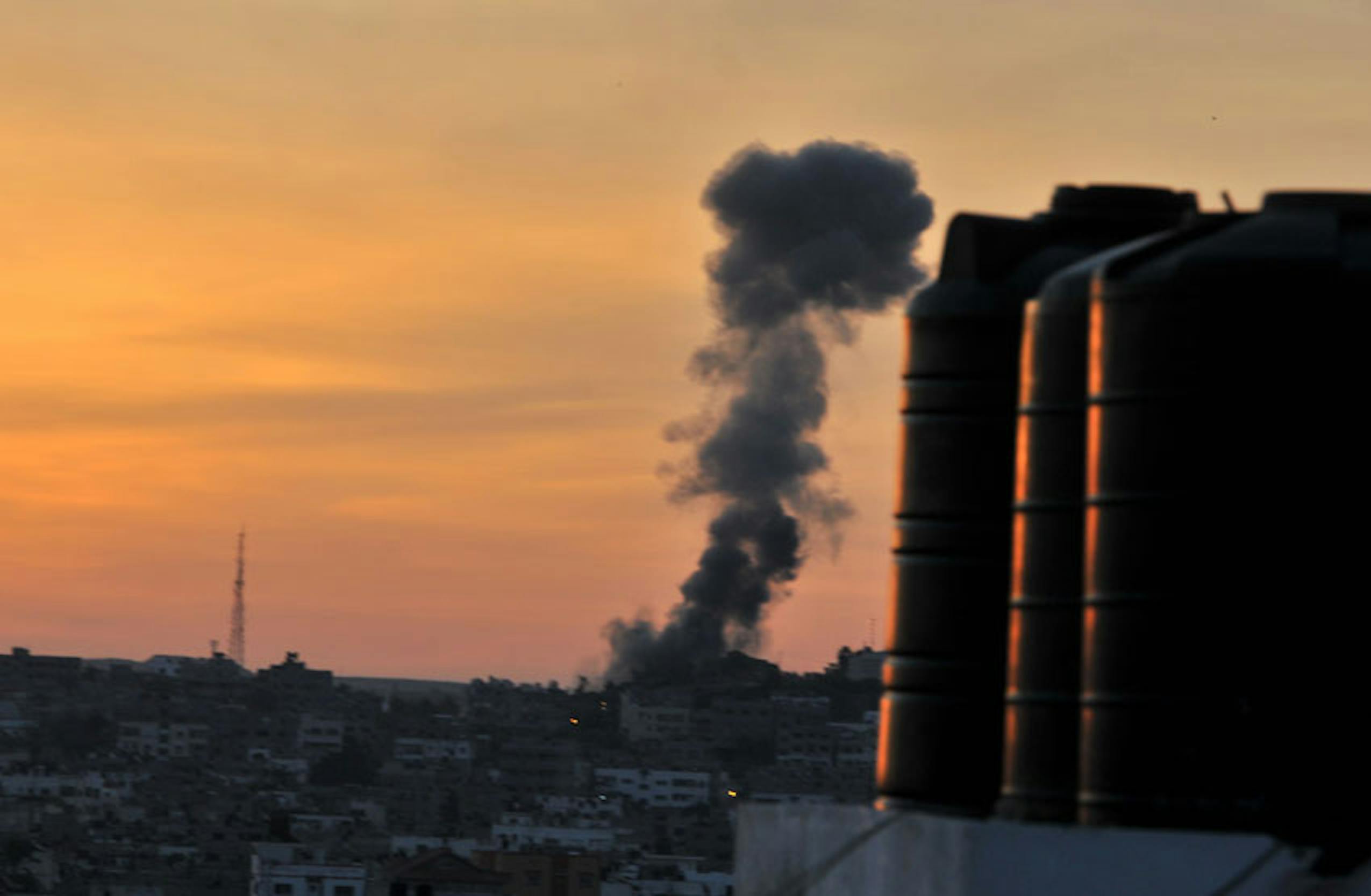 Una colonna di fumo si leva a Gaza City dopo un raid aereo israeliano - ©UN Photo/2012/Shareef Sarhan