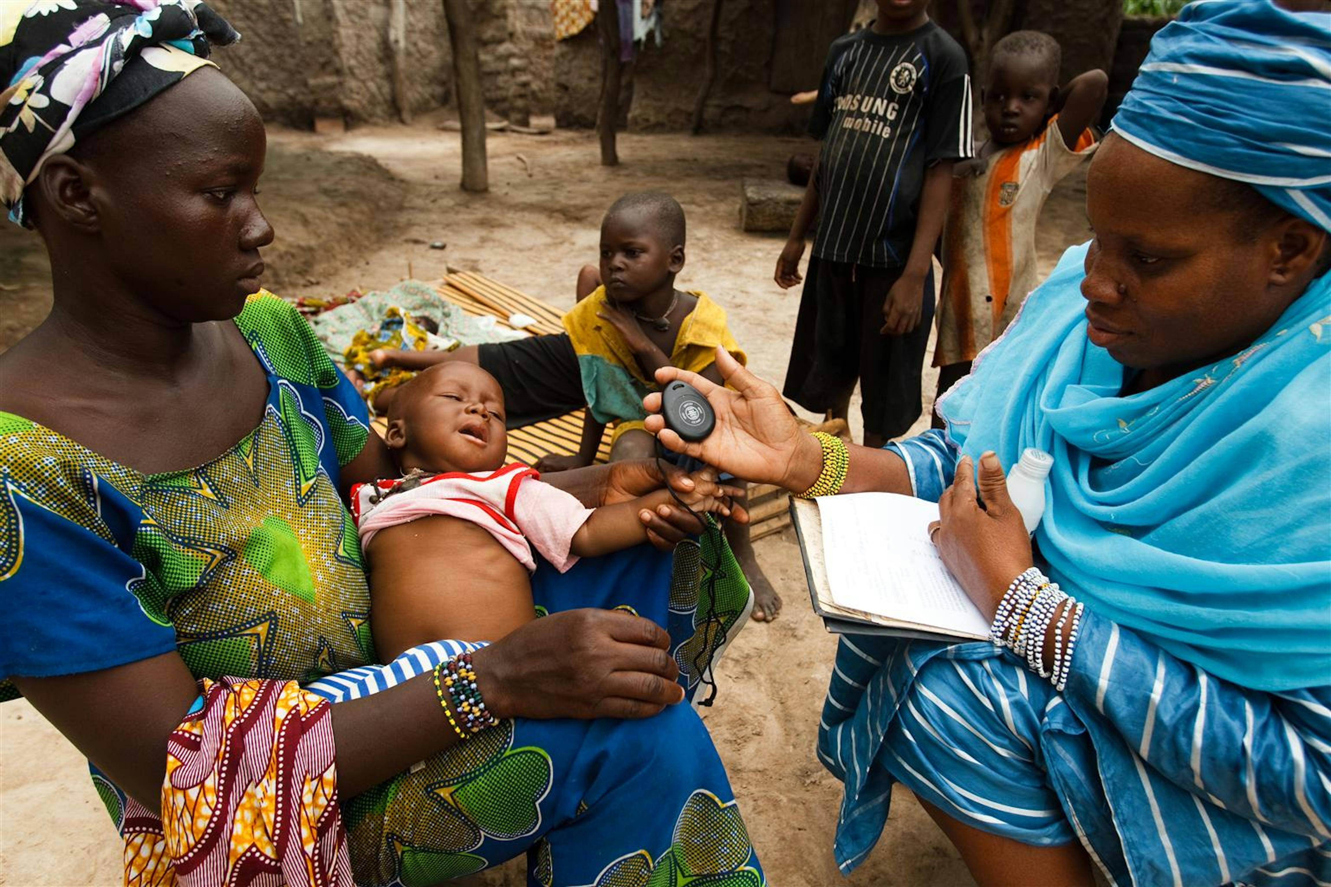 Un'operatrice sanitaria di villaggio misura la respirazione di un bambino di 8 mesi affetto da polmonite, nel villaggio di Kabe (Mali) - ©UNICEF Mali/2010-00637/Asselin 