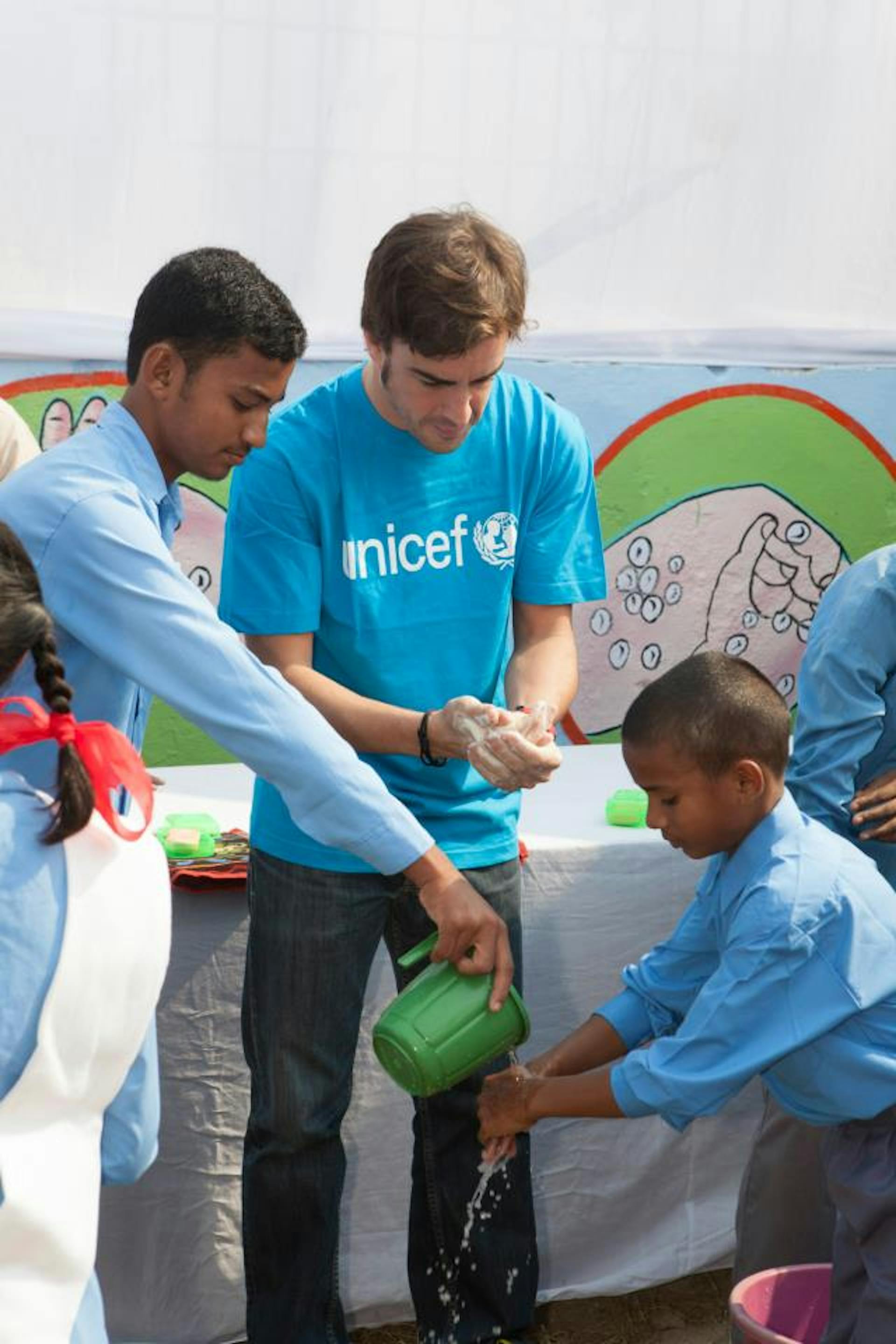 Fernando Alonso con i bambini di Tugarpur (India) durante la visita del 25 ottobre 2012 - ©UNICEF India/2012-03/Prashanth Vishwanathan