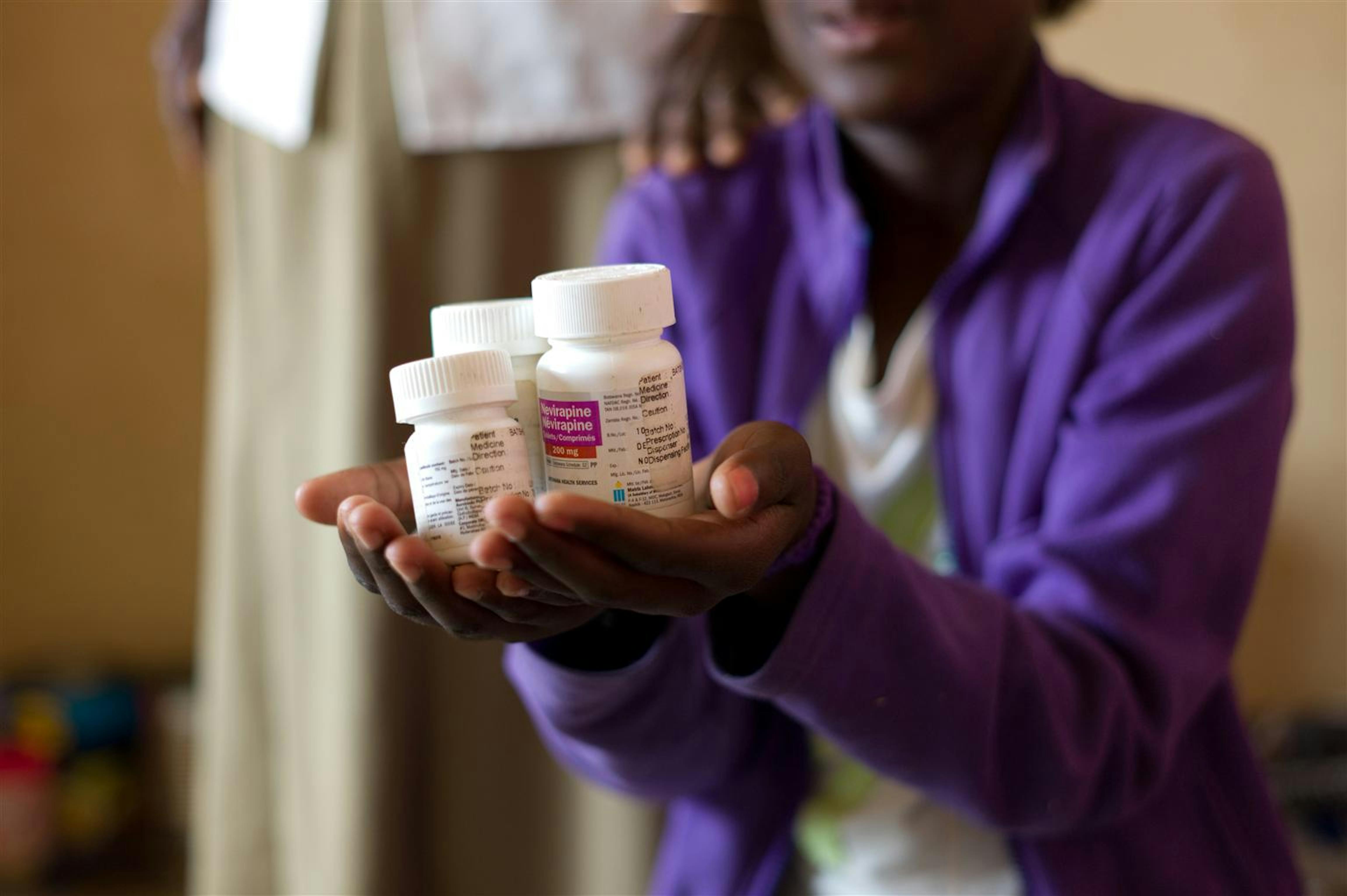 Botswana: una ragazzina di 13 anni, sieropositiva, mostra i farmaci ricevuti nell'ospedale di Bobonong. Nel mondo, un minore sieropositivo su 3 ha accesso ai farmaci anti-AIDS - ©UNICEF/NYHQ2010-0087/C.Nesbitt