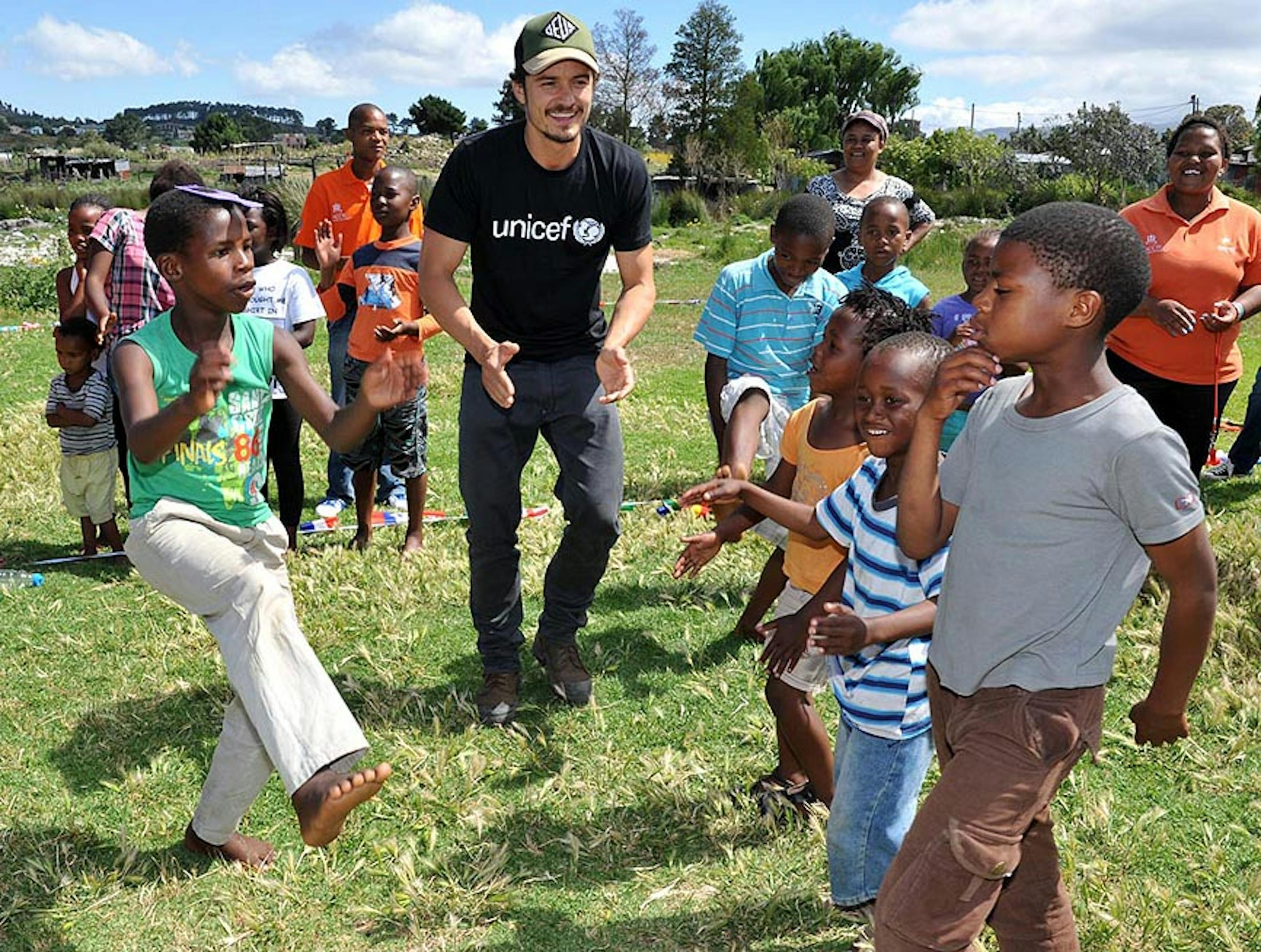 Orlando Bloom durante la sua visita ai progetti UNICEF in Sudafrica - ©UNICEF/2012/Eric Miller