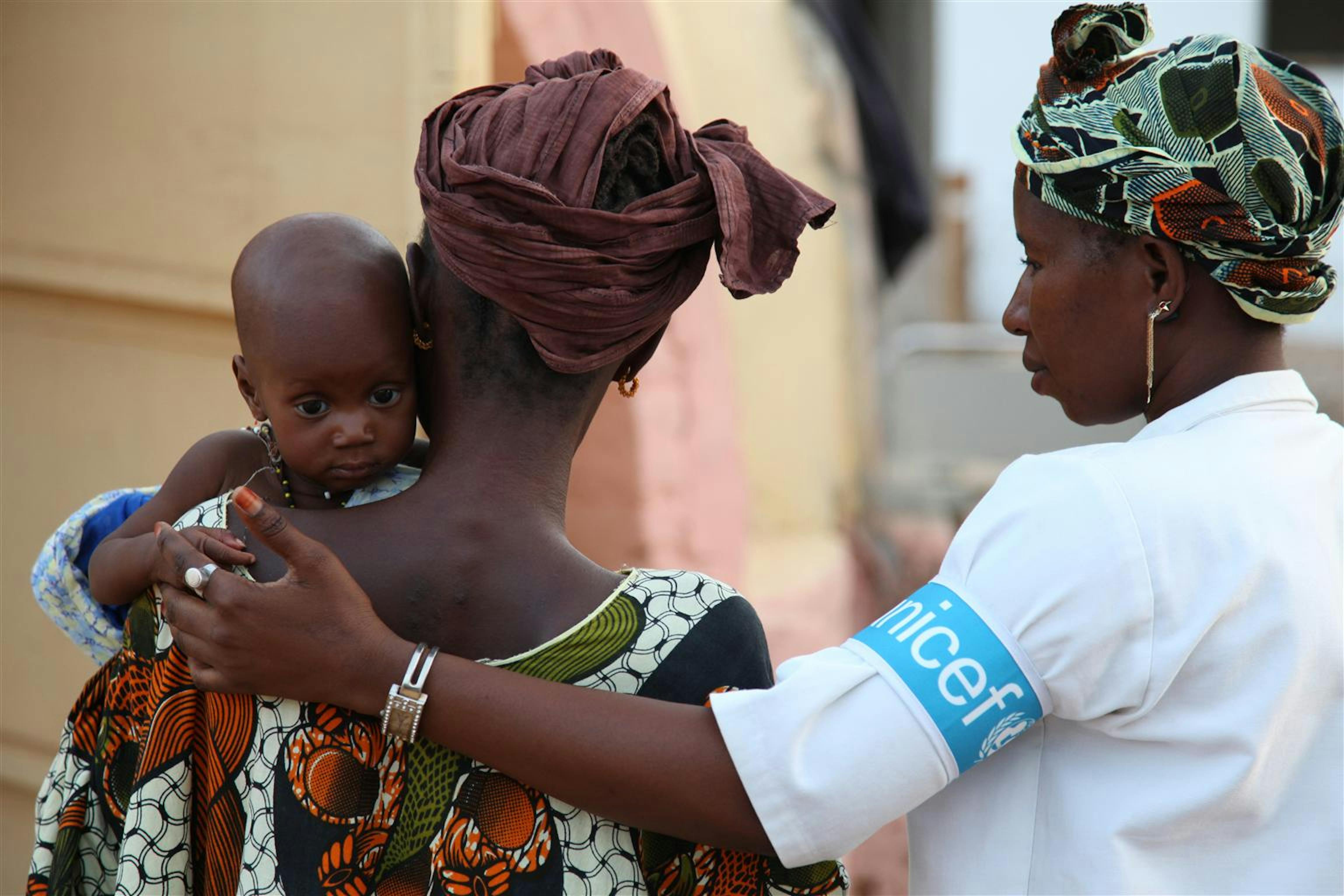Kumbaba, 7 mesi, è affetto da una grave forma di malnutrizione. Ora che sua mamma l'ha portato dopo un lungo cammino al Centro nutrizionale terapeutico dell'ospedale di Kaedi (Mauritania) la sua vita è salva - ©UNICEF/NYHQ2012-0465/M.Brandt