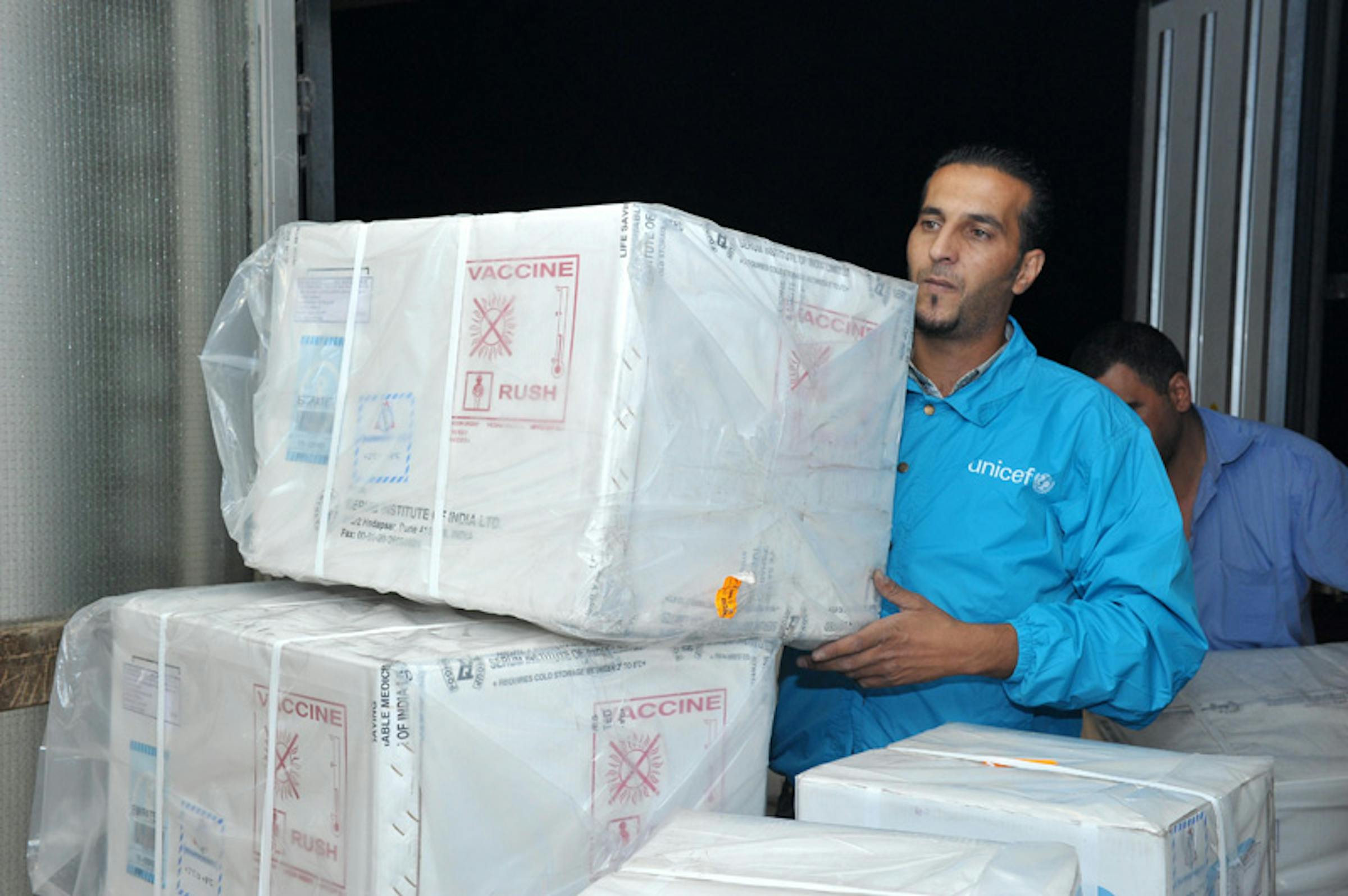 Scorte di vaccini destinati ai profughi della Siria vengono scaricati in un magazzino dell'UNICEF ad Amman (Giordania) - ©UNICEF Giordania/2012/Balian