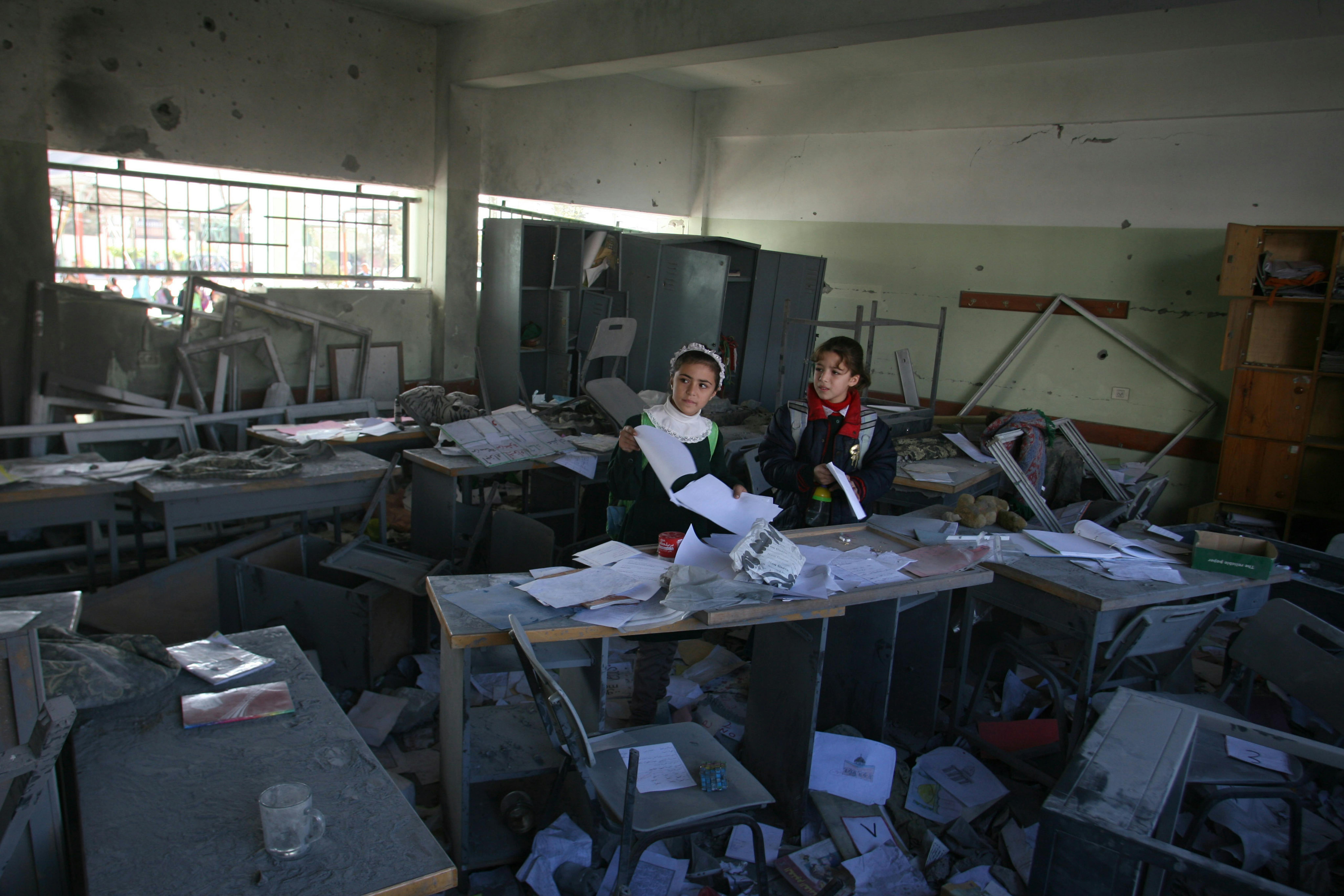 Madlene Abu Dayyeh (12 anni) ispeziona con la sua amica Isra gli effetti di un bombardamento nella scuola femminile Um al-Qura a Gaza City - ©UNICEF/NYHQ2012-1589/ElBaba