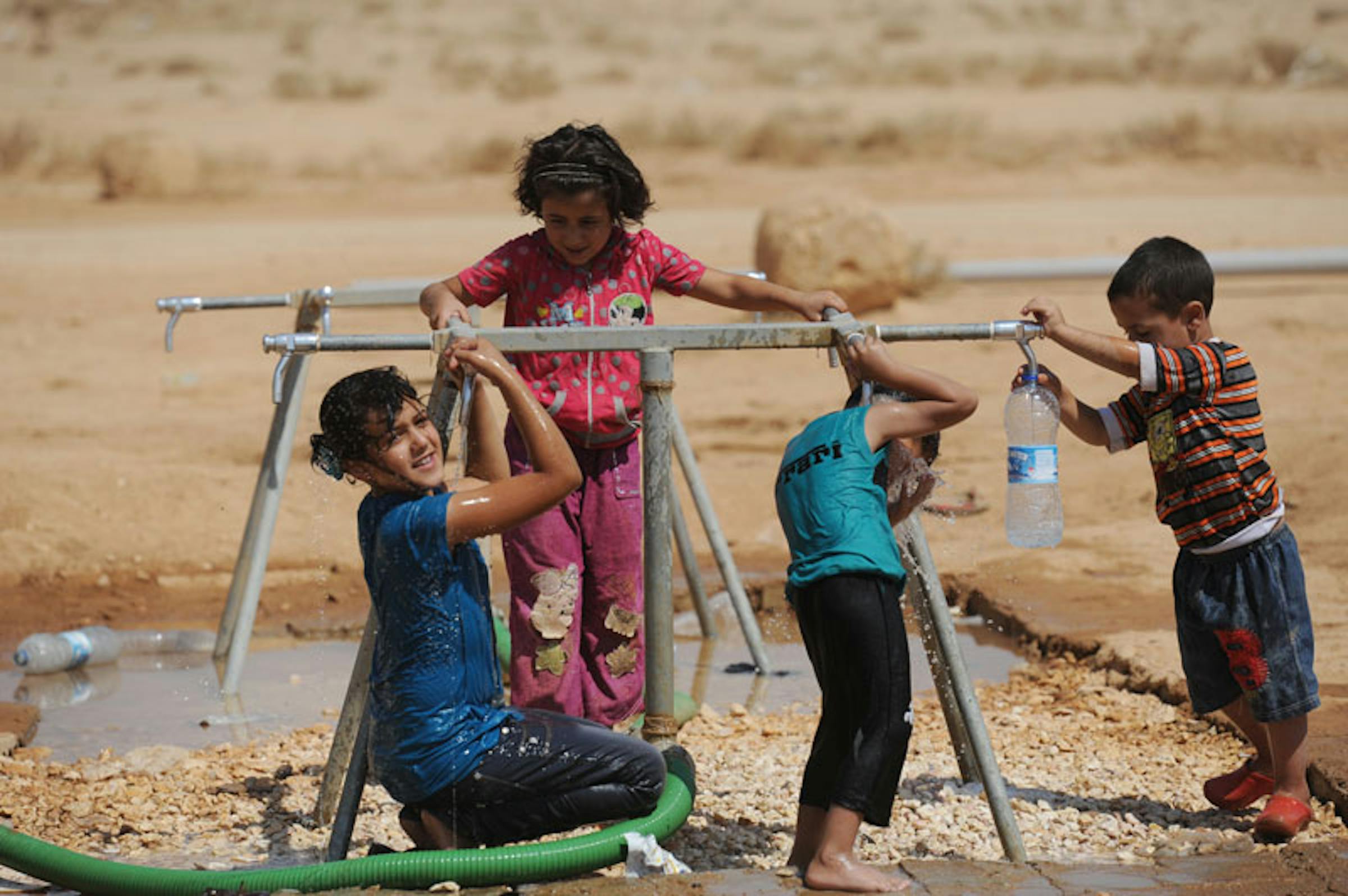 Un impianto idrico installato dall'UNICEF in un campo per profughi siriani nel deserto della Giordania - ©UNICEF Giordania/2012/K.Brooks