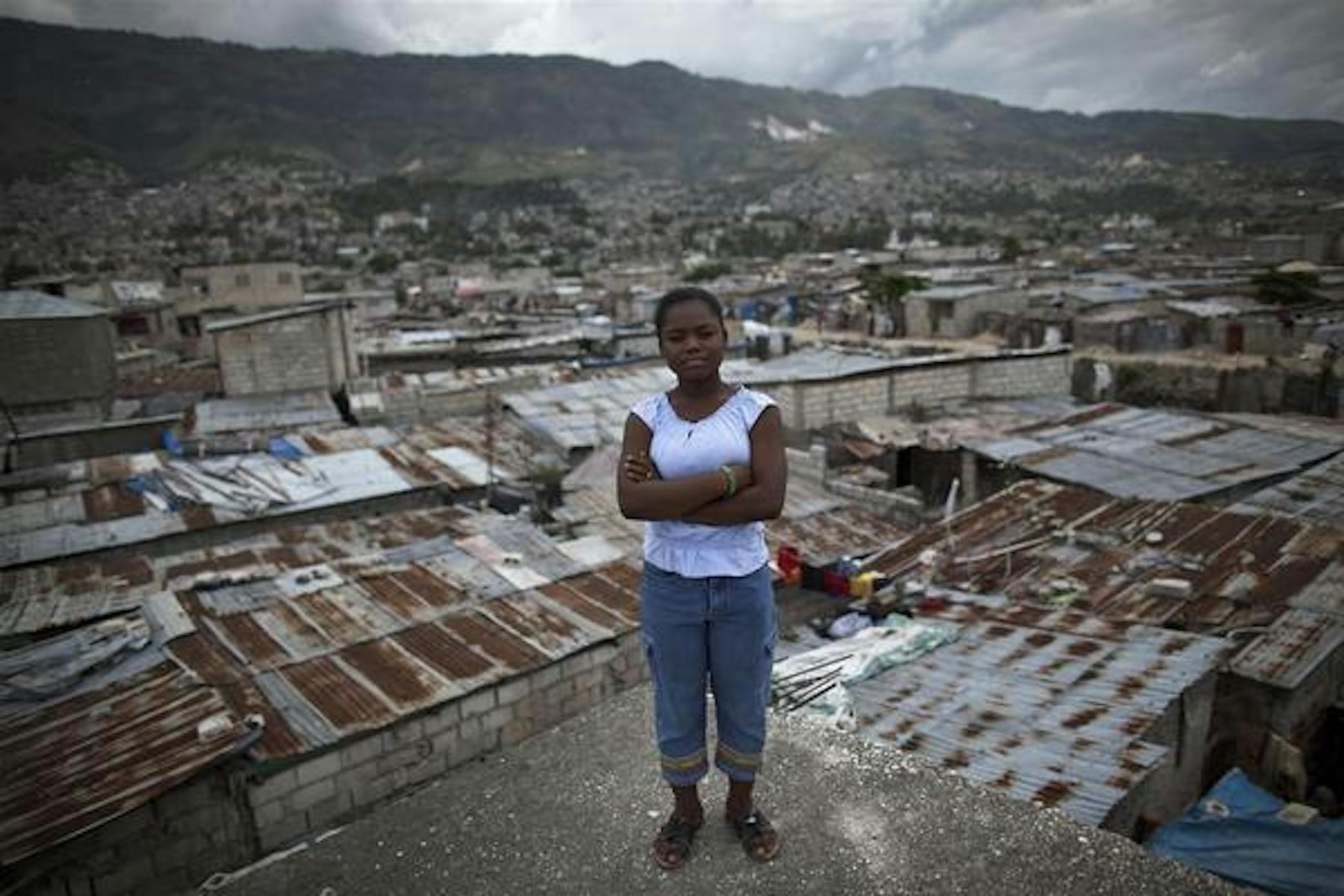 Lovelie, 14 anni, sul tetto della sua abitazione a Cité Plus, sobborgo della capitale di Haiti, Port-au-Prince - ©UNICEF/NYHQ2012-0936/M.Dormino