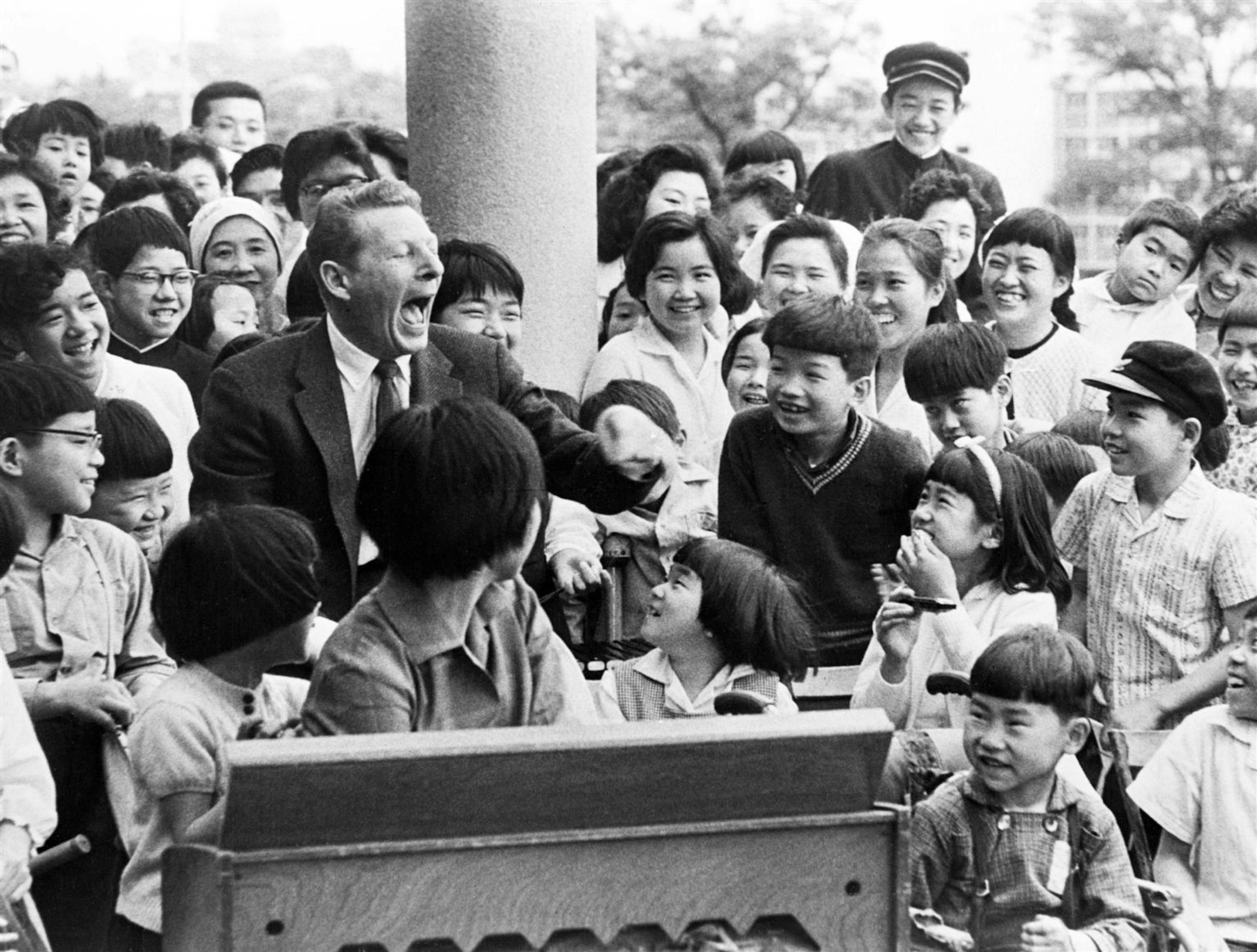 Danny Kaye con i pazienti di un ospedale pediatrico durante una missione come Ambasciatore UNICEF in Giappone nel 1961 - ©UNICEF/NYHQ1961-0004