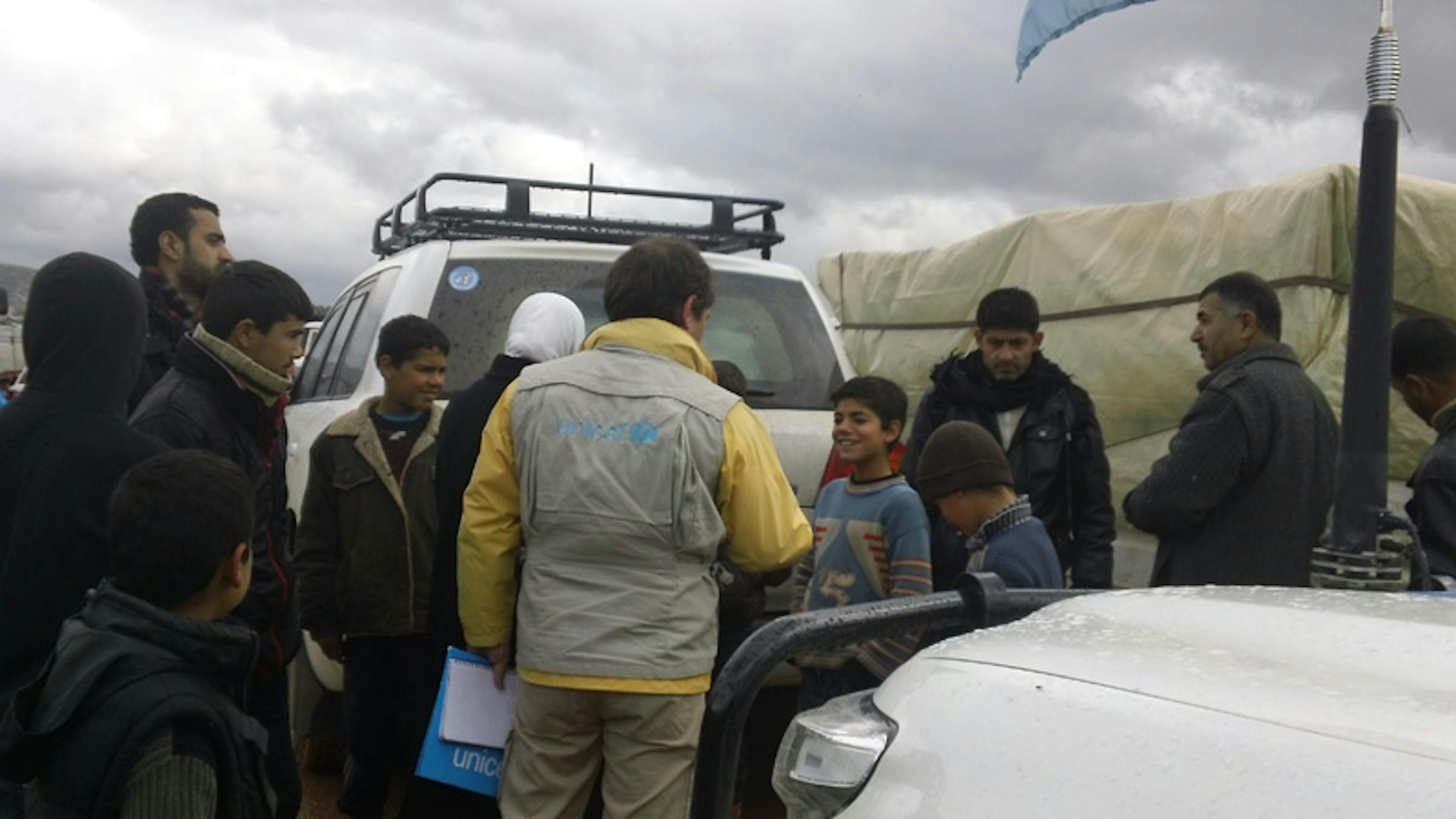 L'arrivo di un carico UNICEF di abiti invernali, pannolini e altri beni per l'infanzia nel campo per sfollati di Karameh (Siria) - ©UNICEF Siria/2013/Bastien Vigneau