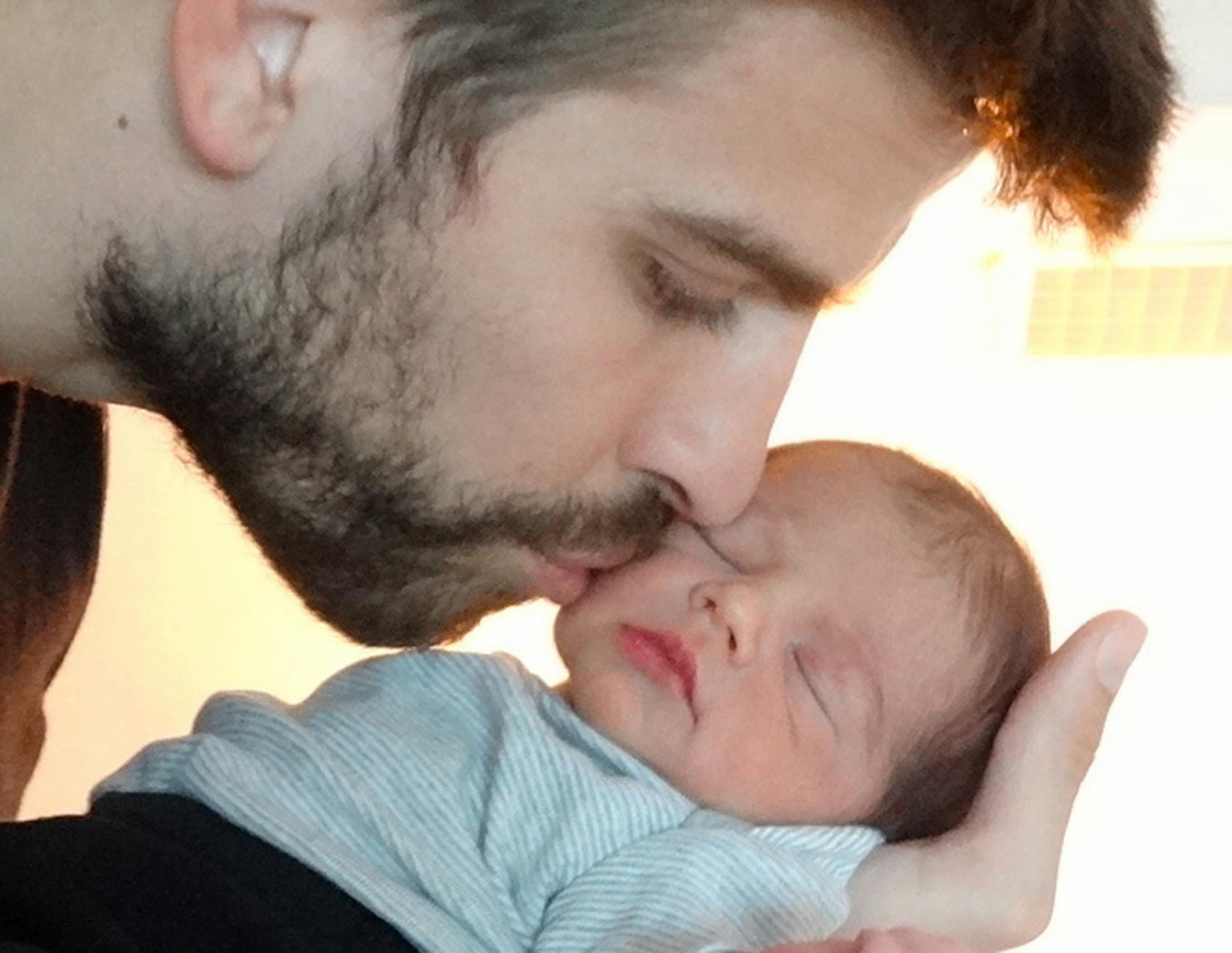 Il compagno di Shakira, Gerard Piqué, con il piccolo Milan - ©www.Shakira.com/2013