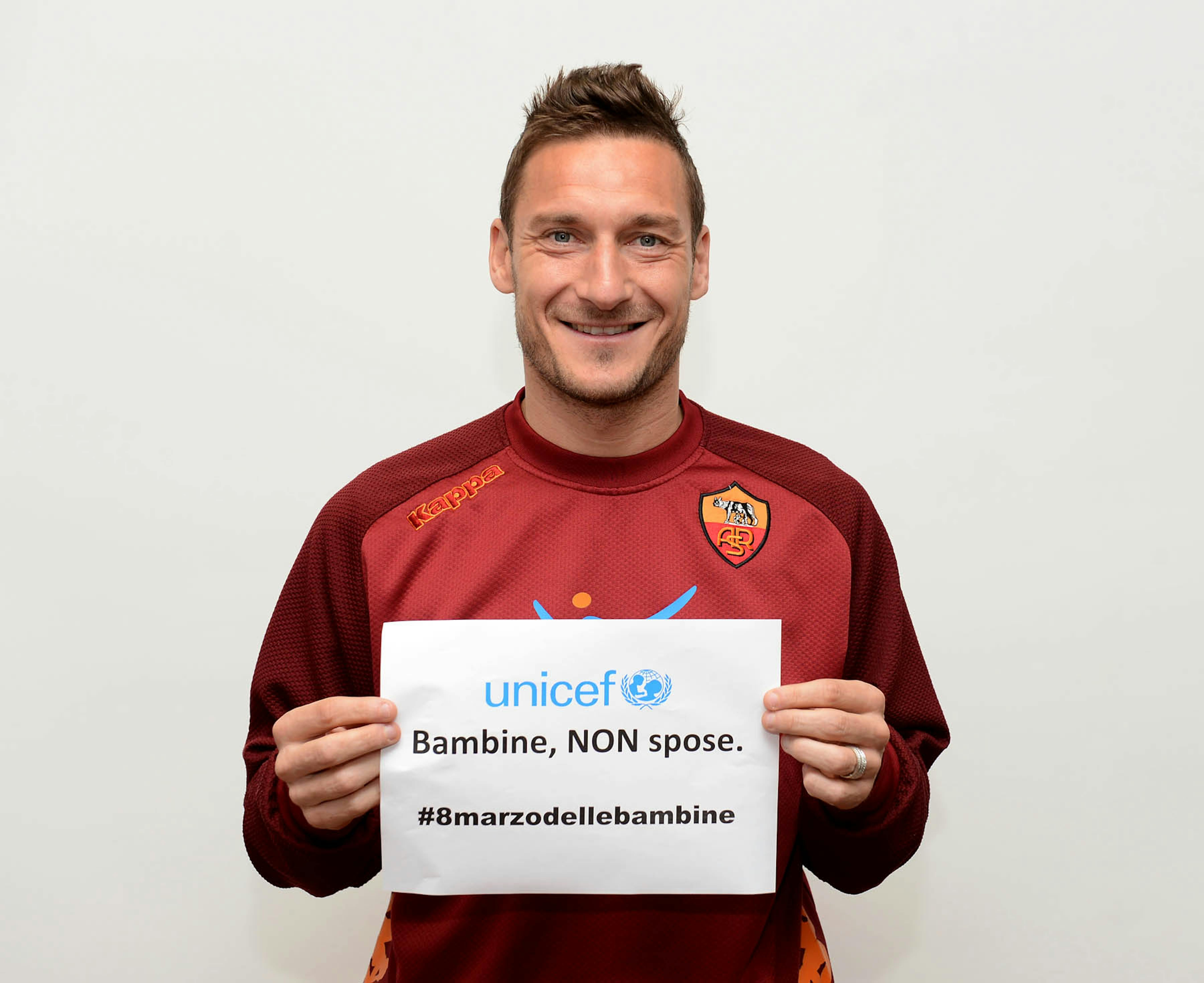 Francesco Totti con il messaggio dell'iniziativa #8marzodellebambine - Bambine non spose - ©AS Roma/2013