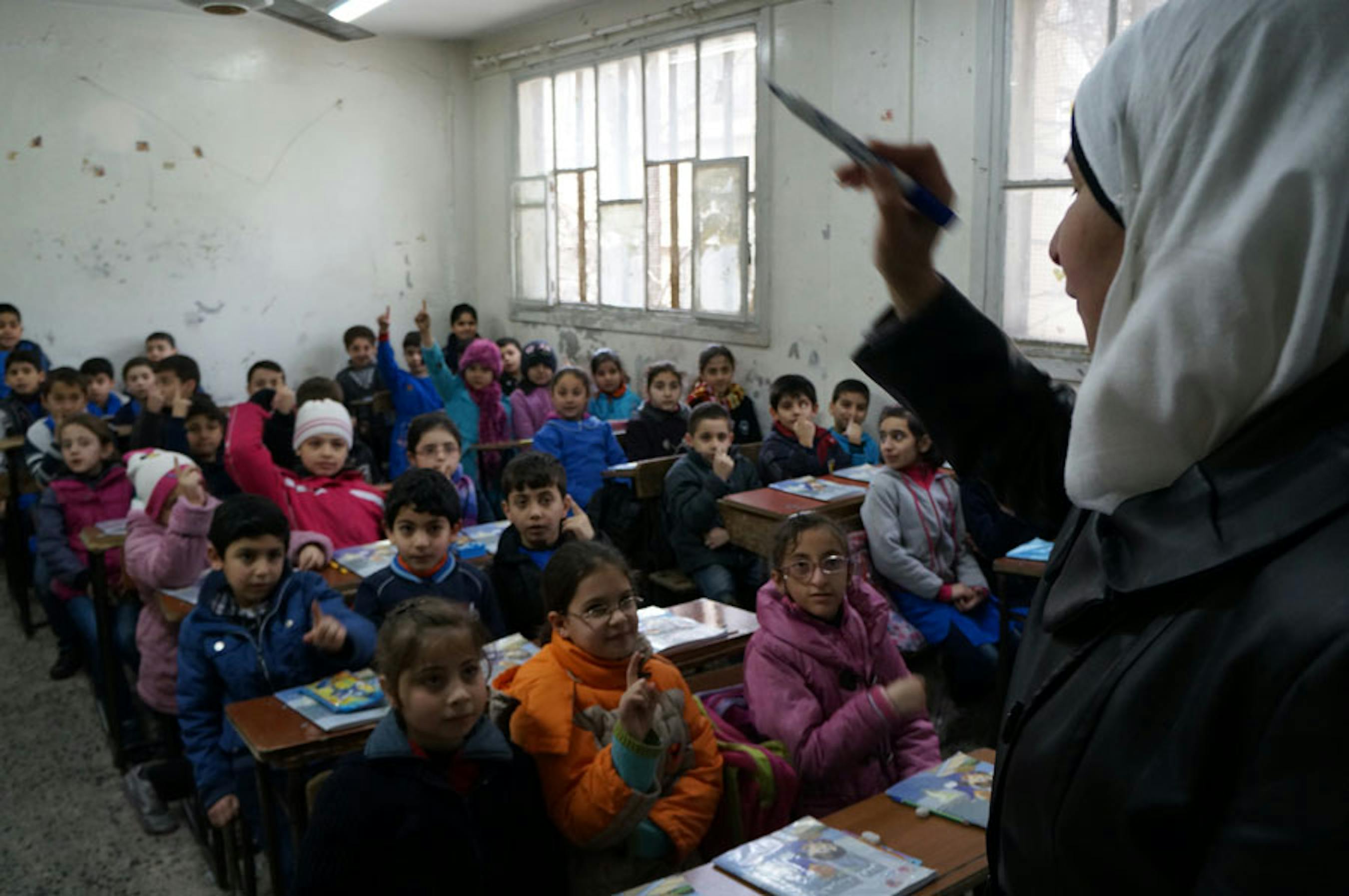 Lezione di lingua araba in una classe sovraffollata a Homs (Siria). La scuola ha ricevuto a febbraio scorte di materiali didattici dell'UNICEF - ©UNICEF Siria/2013/I.Morooka