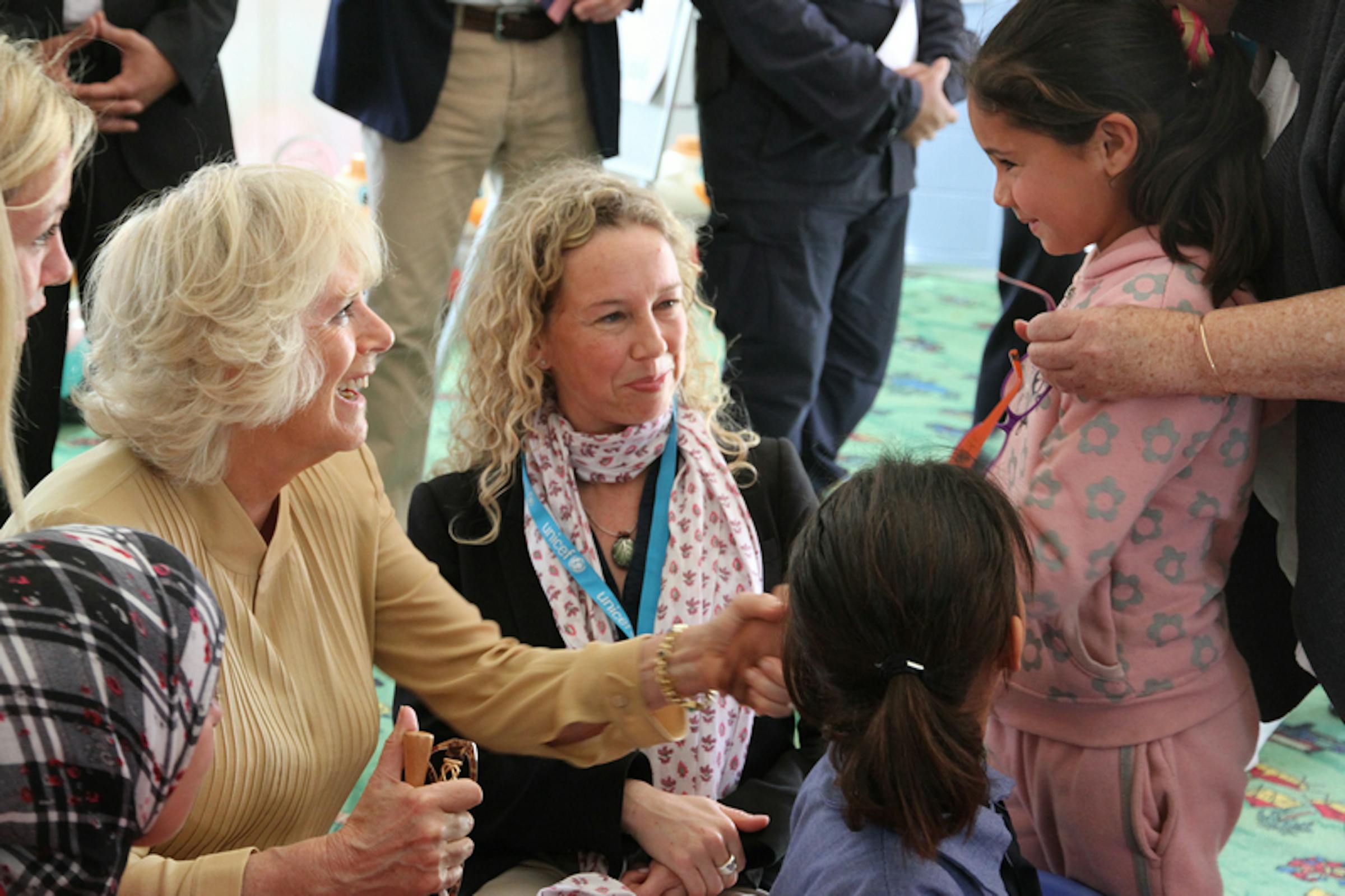 Camilla Shand, Duchessa di Cornovaglia, durante la visita della coppia reale inglese nel campo per profughi siriani ''King Abdullah'' in Giordania - ©UNICEF UK/2013/Katie Morrison