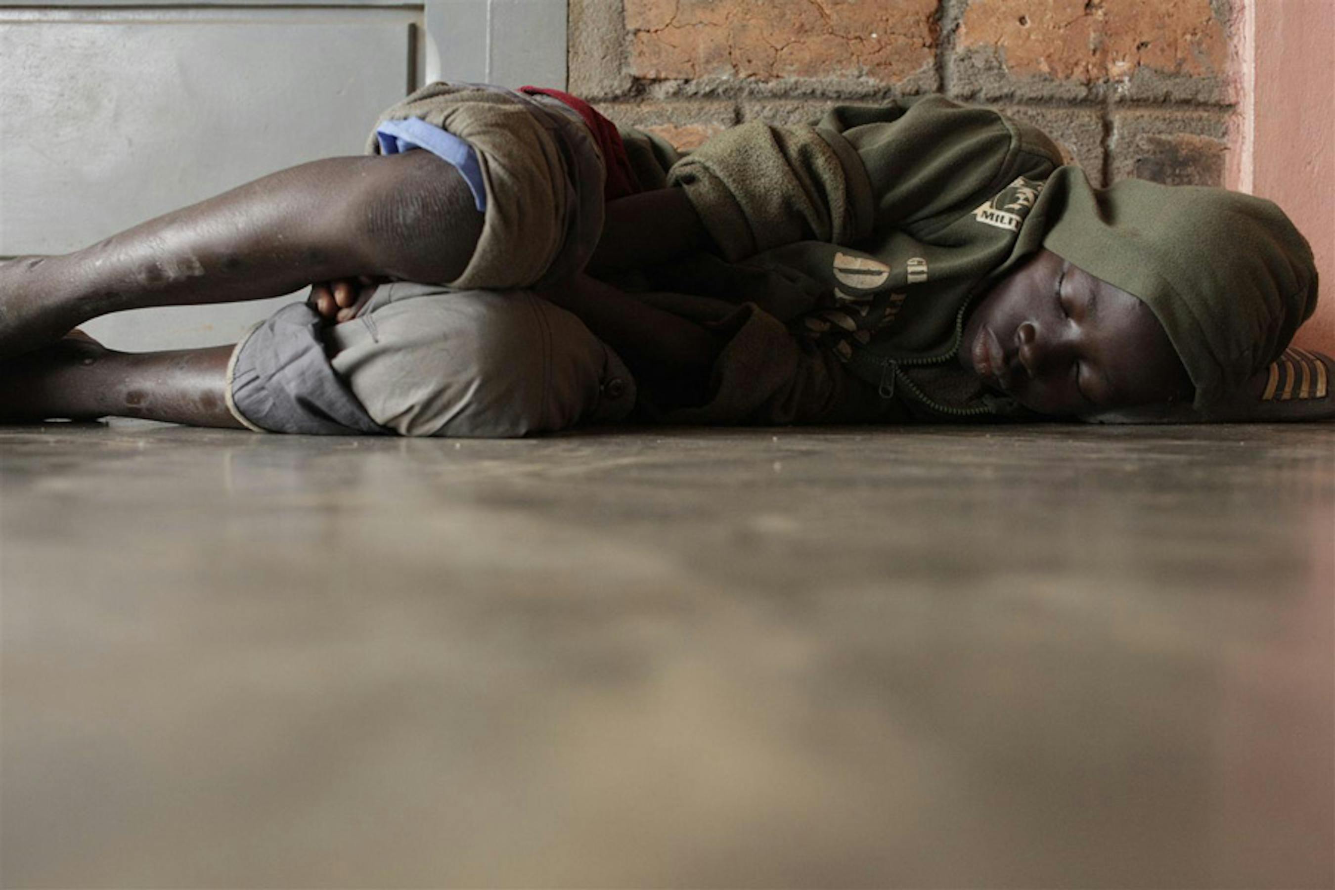 Un bambino dorme sul pavimento di un Centro di accoglienza per bambini di strada a Bangui, capitale della Repubblica Centrafricana - ©UNICEF/NYHQ2012-1167/Sokol