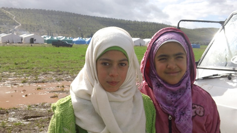 Due bambine del campo per sfollati di Karameh, nel nord-ovest della Siria - ©UNICEF Siria/2013/Bastien Vigneau