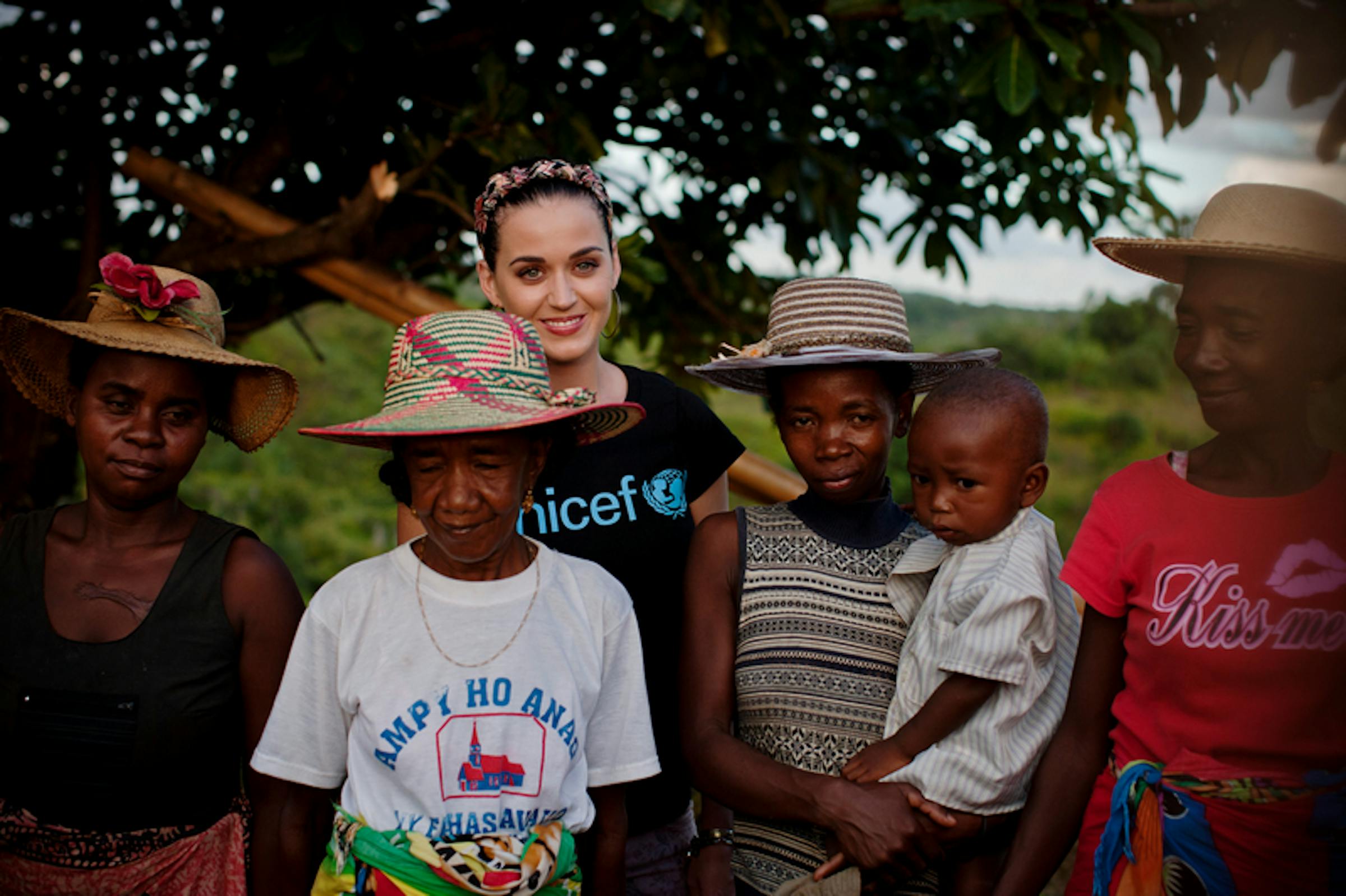 Katy Perry con un gruppo di donne durante la visita nel villaggio di Ampihaonana, in Madagascar - ©UNICEF/NYHQ2013-0172/Holt