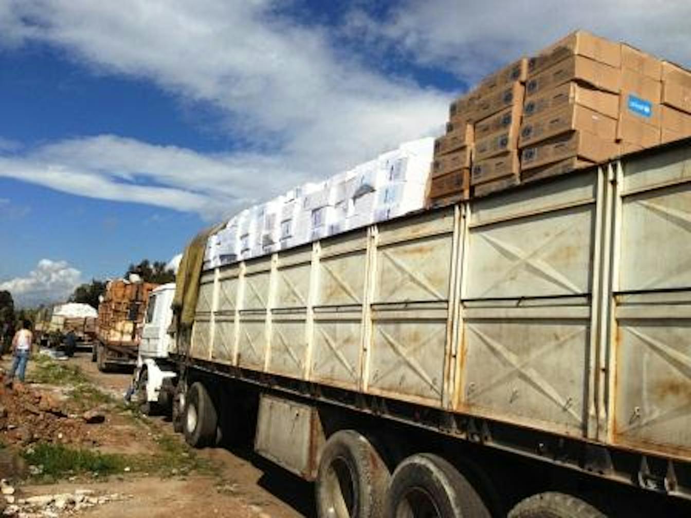 Alcuni dei camion con aiuti UNICEF che hanno raggiunto la città siriana di Talbiseh, nei pressi di Homs - ©UNICEF Siria/2013/A.Musse