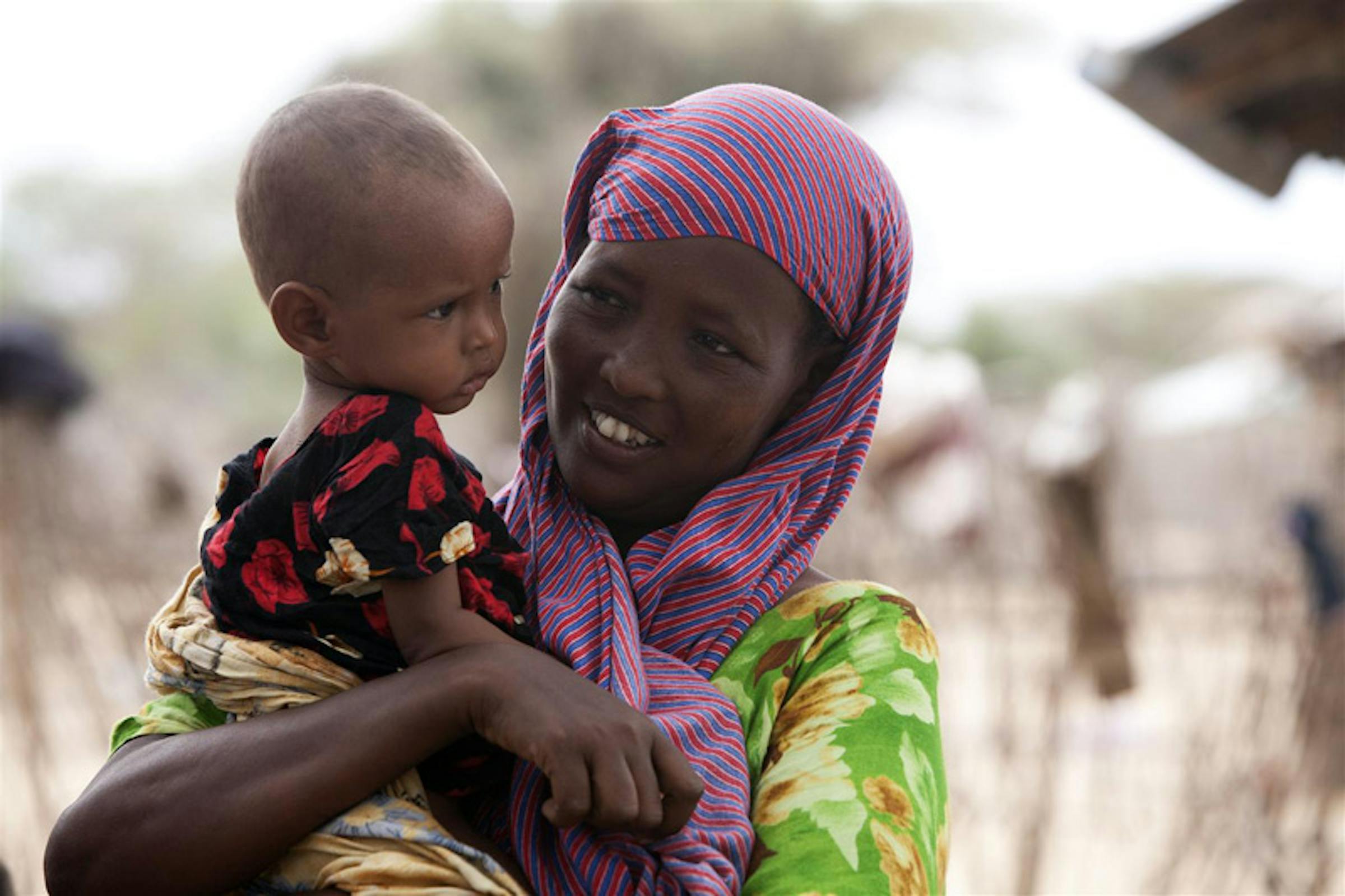 Una donna somala con il suo bambino durante una recente campagna di vaccinazione contro il morbillo finanziata dall'UNICEF - ©UNICEF/NYHQ2011-1206/S.Modola