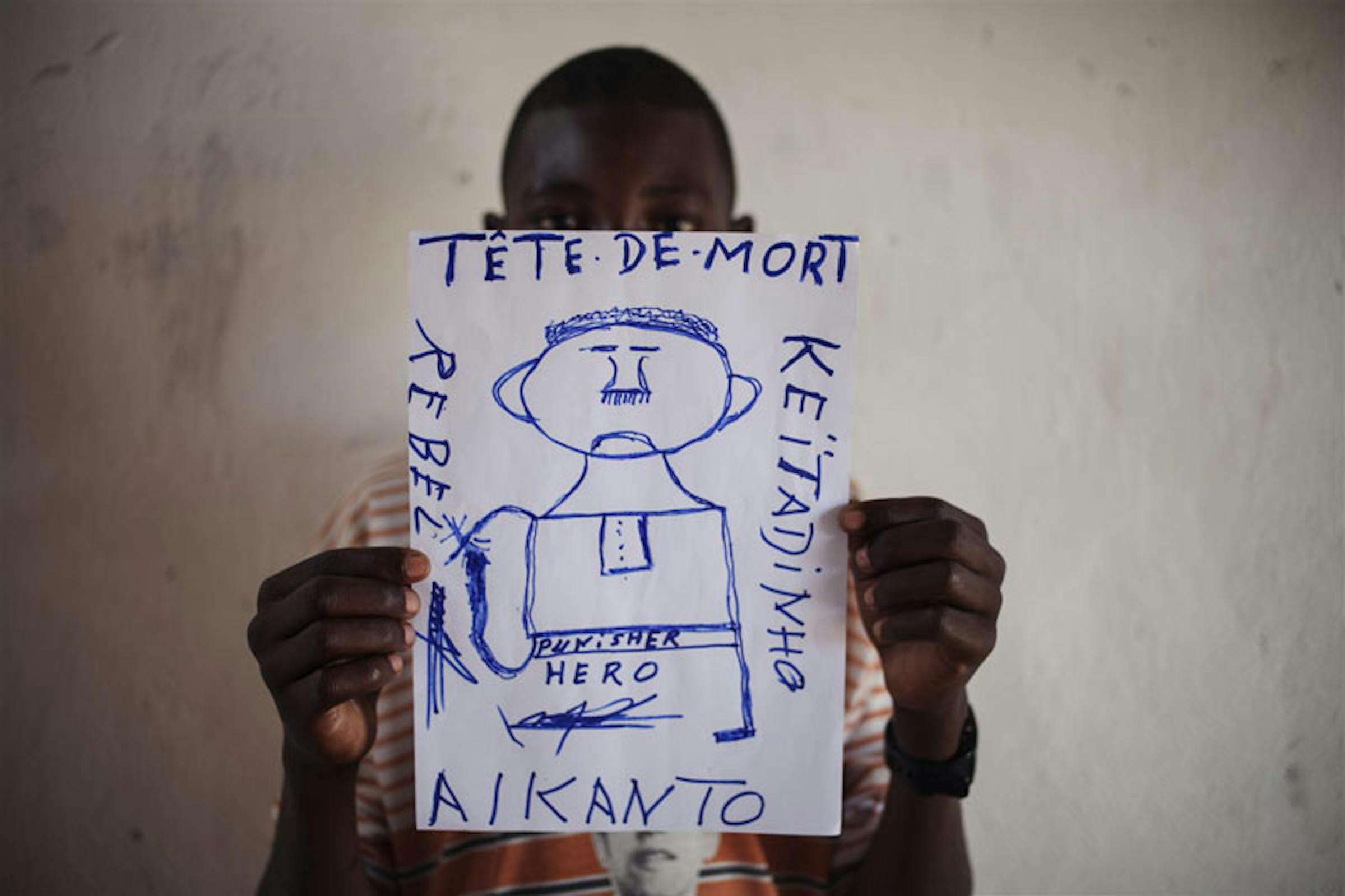 Un ex bambino soldato (16 anni) della Repubblica Centrafricana mostra l'orrore della guerra attraverso i suoi disegni, dopo la sua smobilitazione da una milizia ribelle (CPJP) - ©UNICEF/NYHQ2012-1159/Sokol