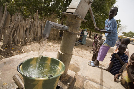 Una bambina aziona una pompa idraulica installata dall'UNICEF nel cortile della sua scuola, nel villaggio di Oulampane (Senegal) - ©UNICEF/NYHQ2007-1016/Asselin