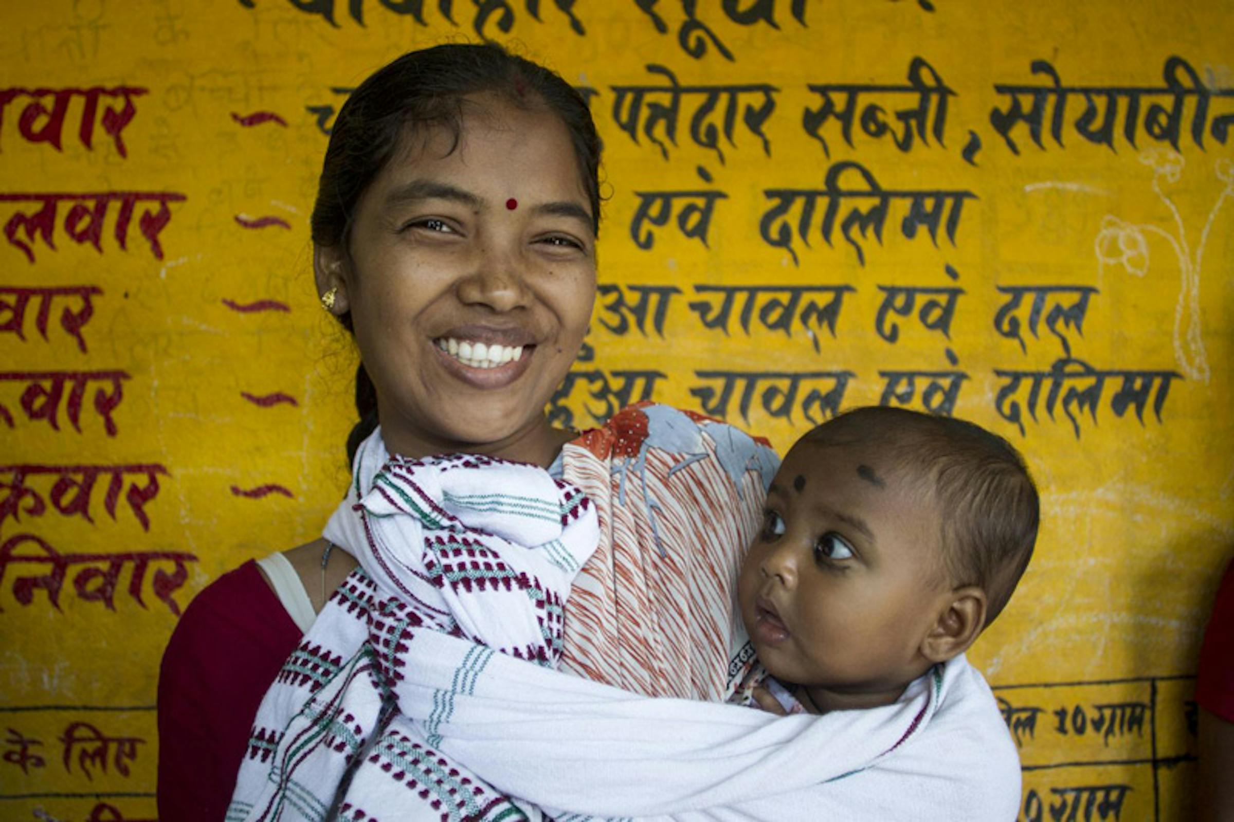 Vinita Linda con la sua bambina Ankakhsha (8 mesi) in un Centro comunitario per il monitoraggio dello stato nutrizionale - ©UNICEF India/2012-0559/Dhiraj Singh