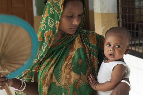 Jibon, 10 mesi, attende con la mamma di essere visitato per sospetta polmonite in un ambulatorio di Sunamganj (Bangladesh). Nei Paesi in via di sviluppo soltanto il 60% dei bambini con sintomi di polmonite viene visitato da un medico - ©UNICEF Bangladesh/2012-0762/Ahsan Khan