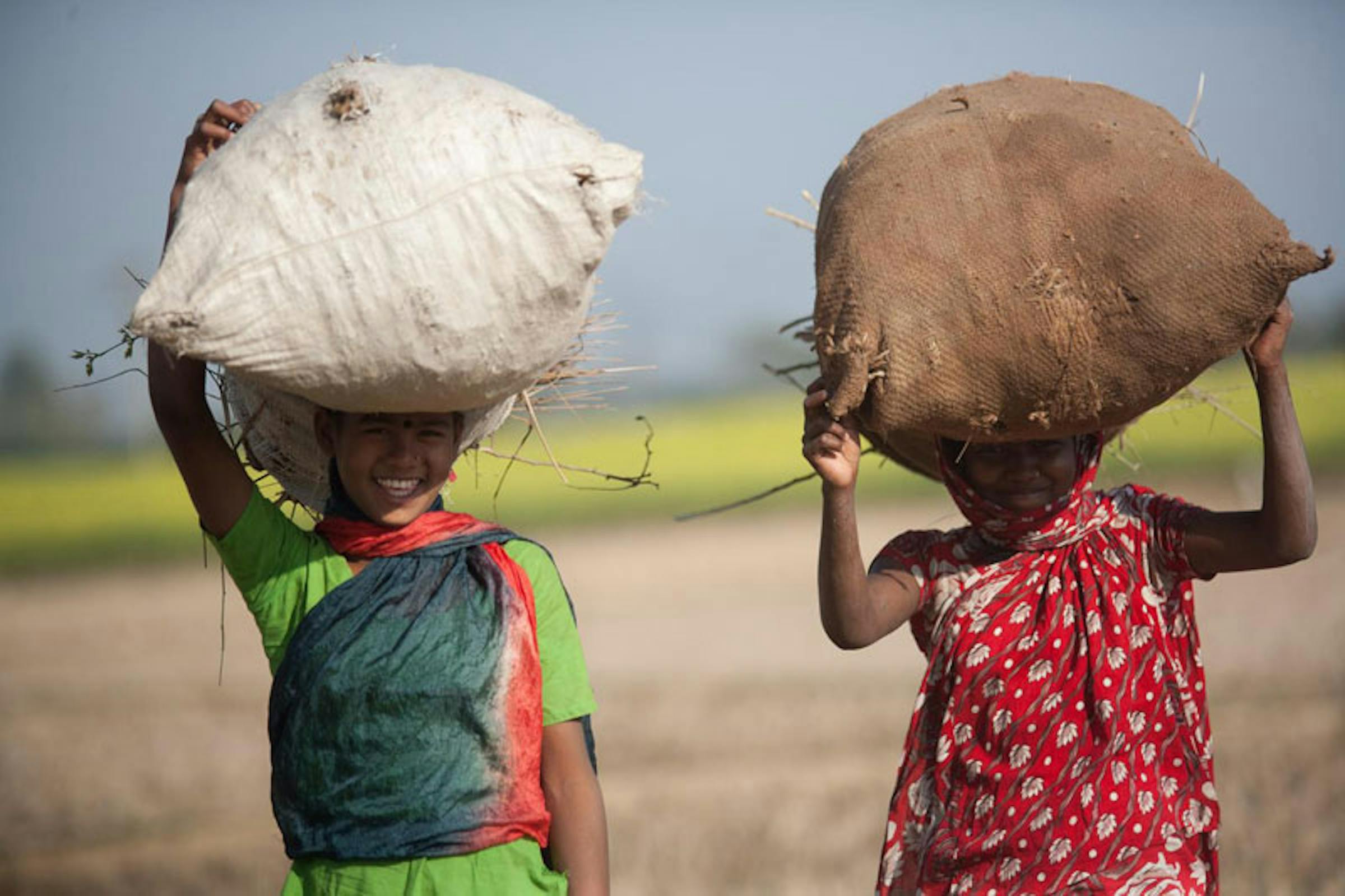 Bambini al lavoro nei campi di Rahangur (Bangladesh). L'agricoltura è il settore preponderante per i 115 milioni di minori impiegati nelle forme peggiori di sfruttamento del lavoro minorile - ©UNICEF Bangladesh/2013-0355/Habibul Haque