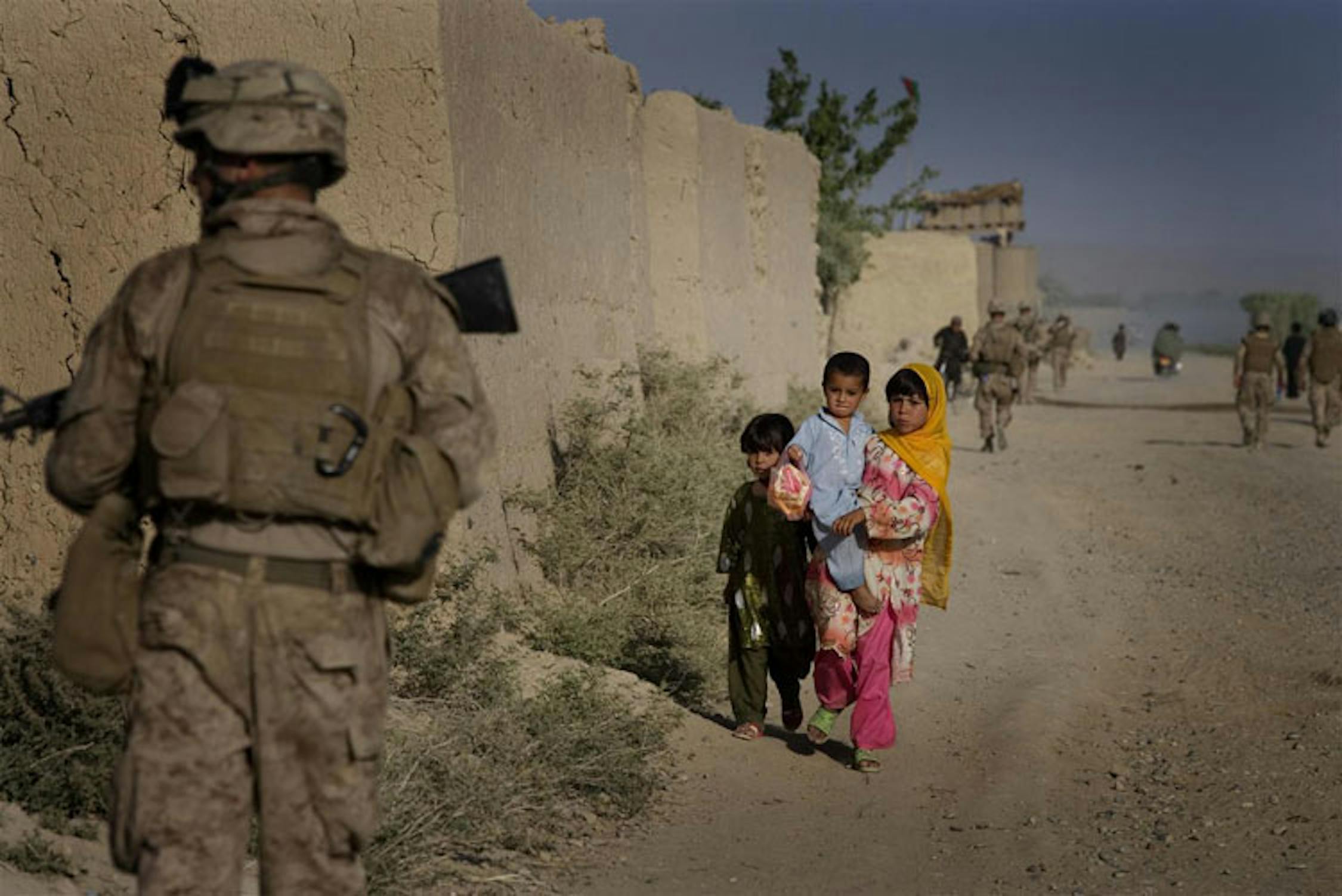 Un militare americano e un gruppo di bambini in una strada di Germsir Bazaar, nella provincia di Helmand (Afghanistan), crocevia dei traffici di armi e oppio - ©UNICEF/NYHQ2010-0792/Holt