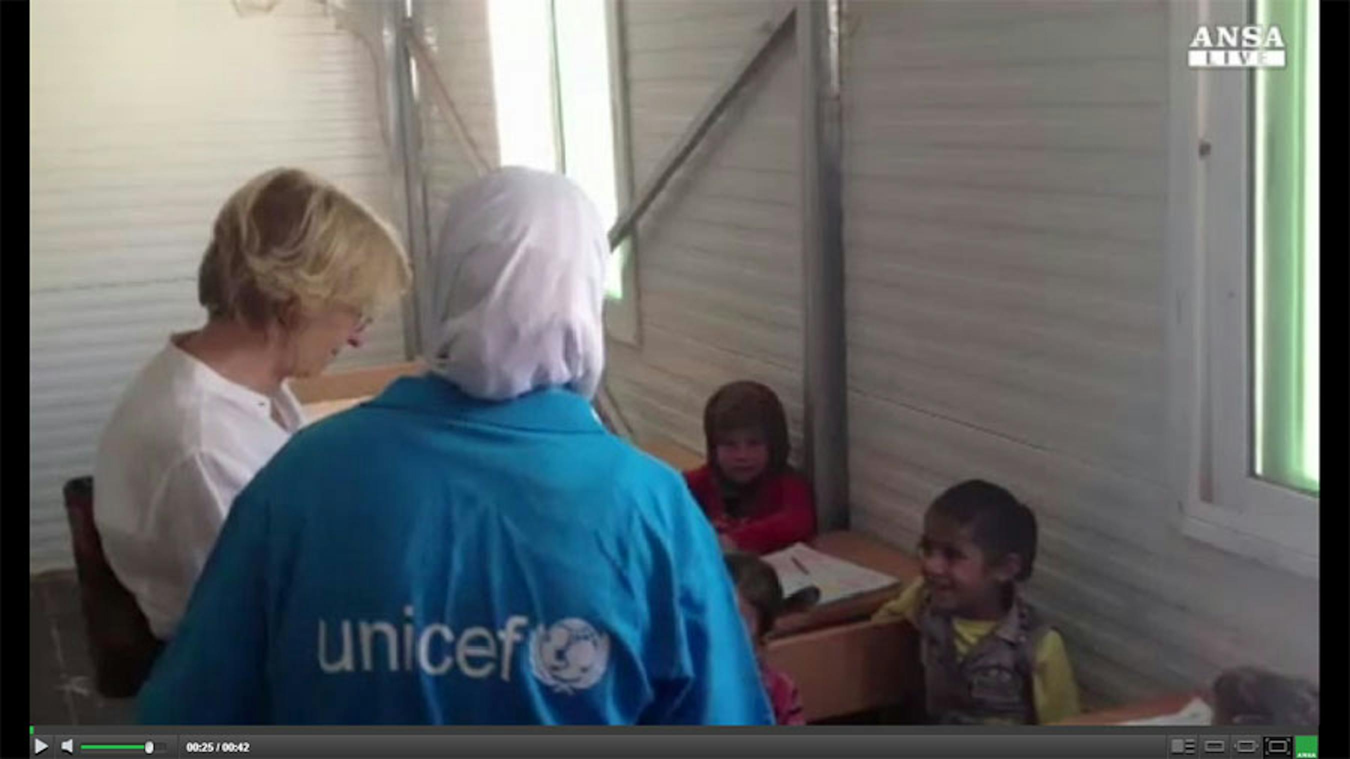 Il ministro Bonino durante la visita nella scuola installata dall'UNICEF nel campo profughi di Za'atari - ©Ansa