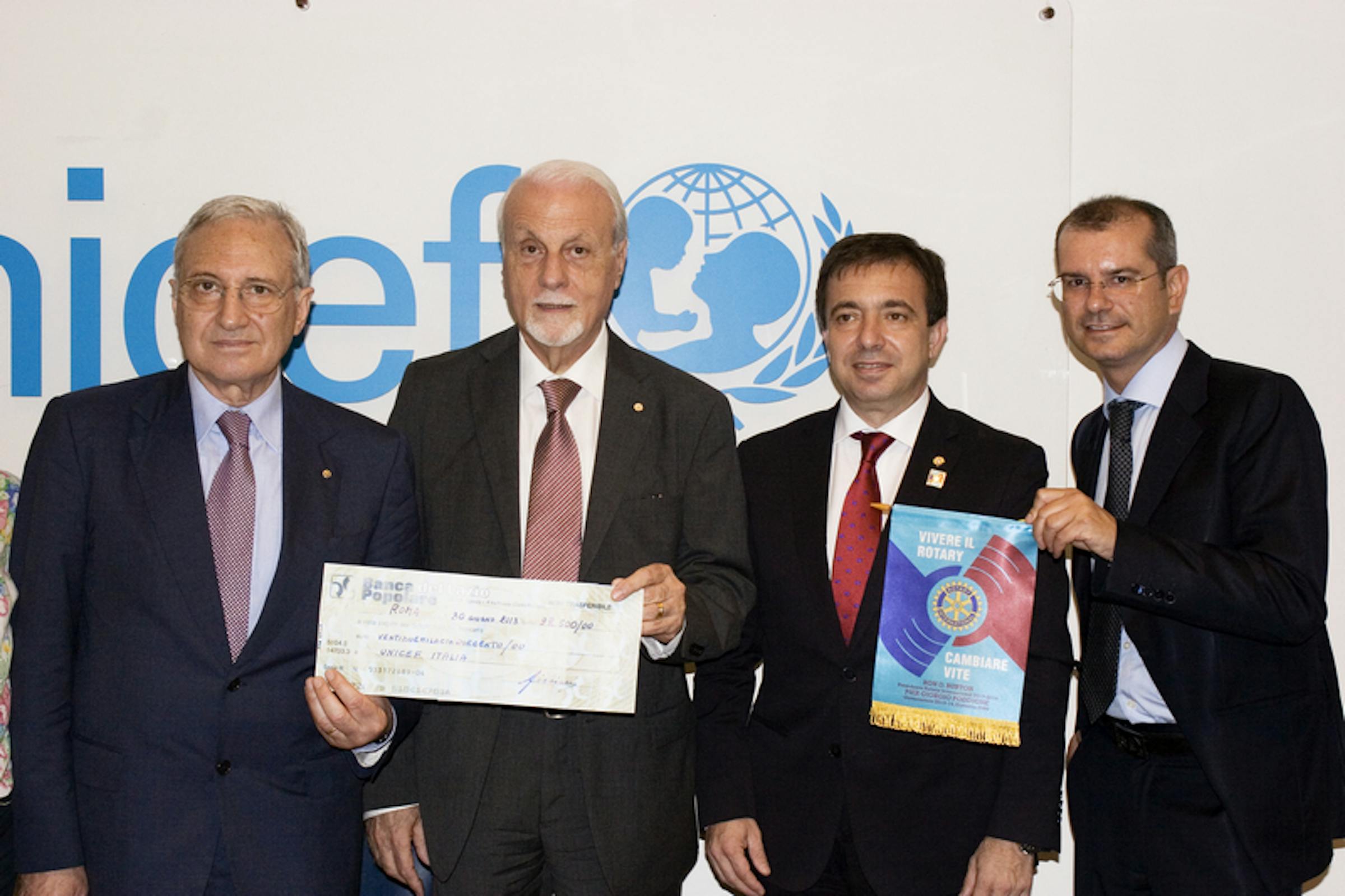 Da sinistra: il Governatore uscente Rotary Distretto 2080 Silvio Piccioni, il Presidente UNICEF Giacomo Guerrera, il Governatore 2013-2014 Rotary Distretto 2080 Piergiorgio Poddighe e il Direttore generale UNICEF Davide Usai ©A.LongobardiUNICEF/ITAL2013