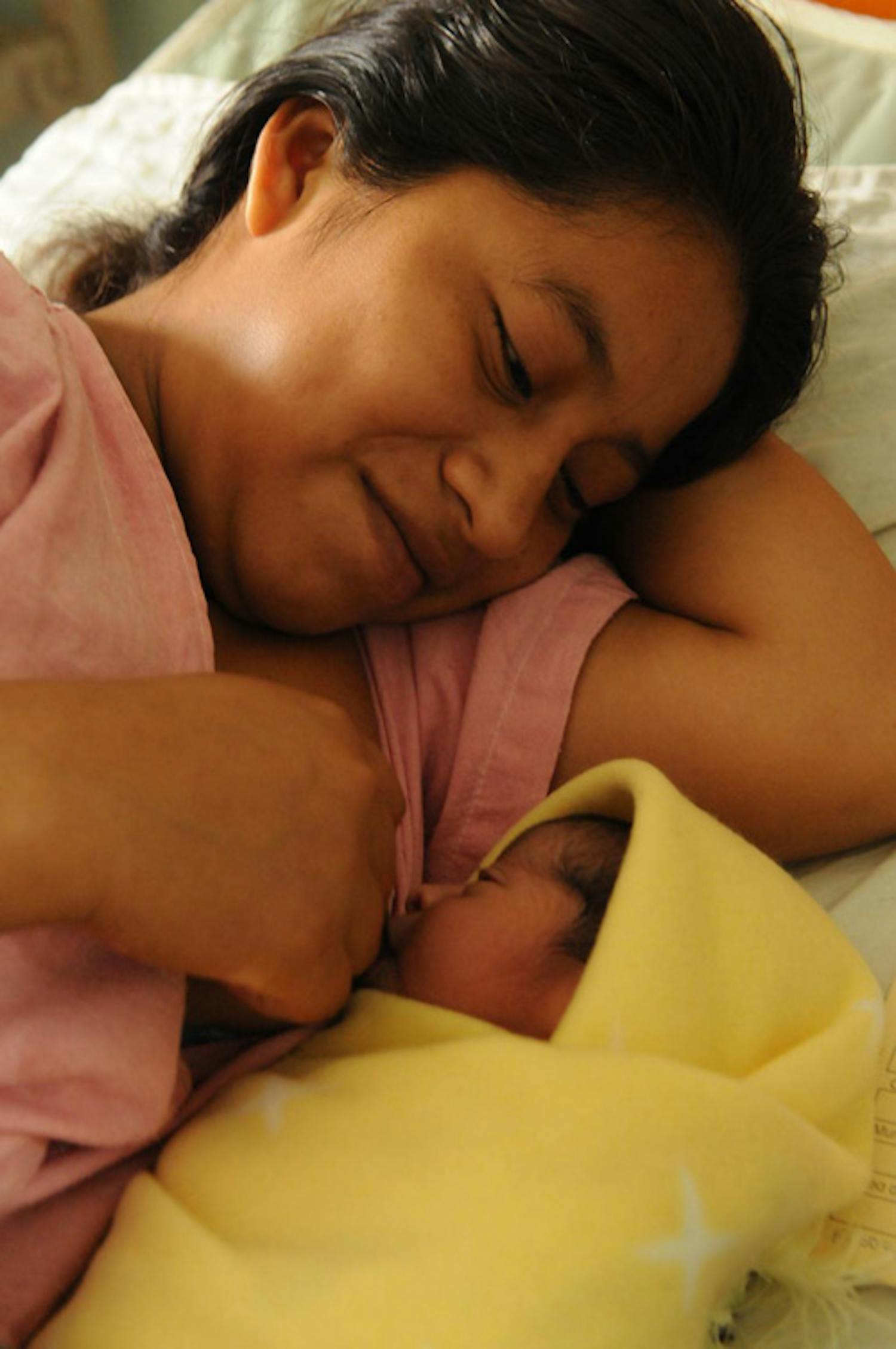 Una donna di etnia Maya allatta il suo bambino nell'ospedale di Coban (Guatemala) - ©UNICEF/NYHQ2012-2261/S.Markisz