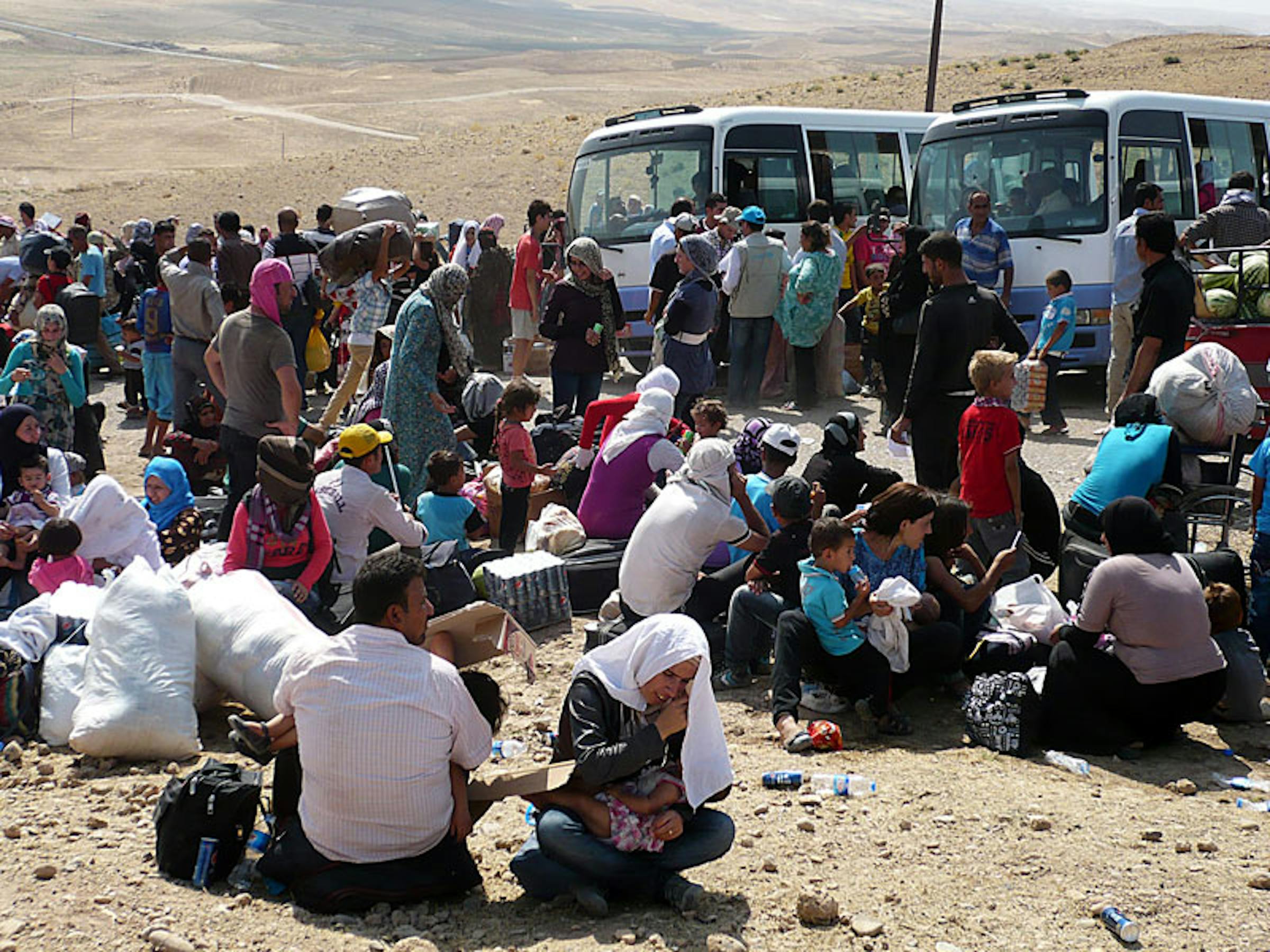 Un'immagine scattata in questi giorni al check point di Sahela, alla frontiera tra Iraq e Siria. In poco più di due settimane sono affluiti in Iraq 20.000 profughi siriani, per metà bambini - ©UNICEF Iraq/2013/Marshall Tuck